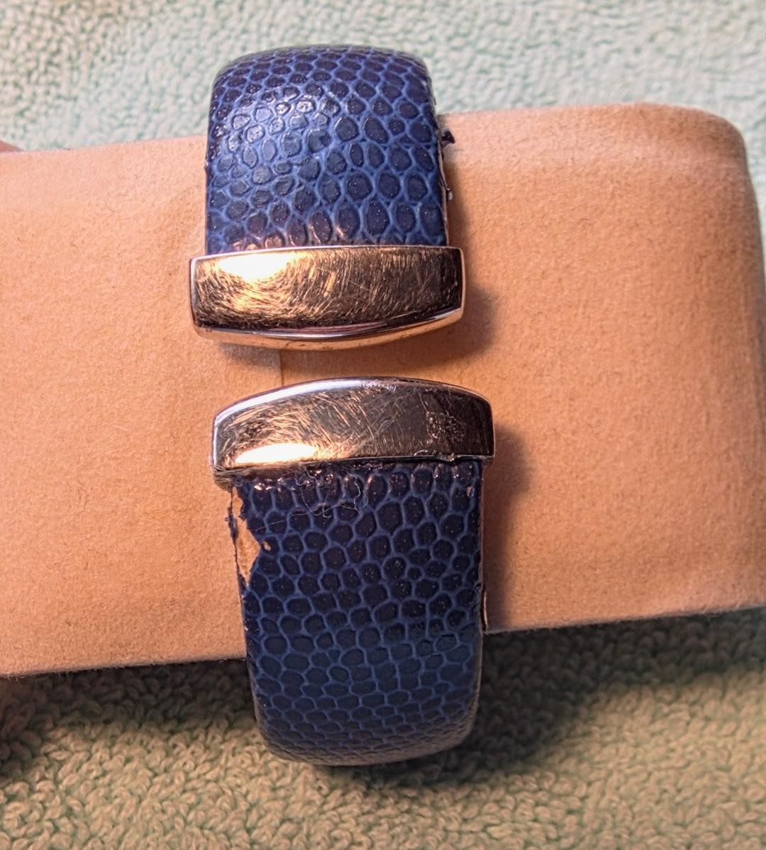 Joan Rivers Classics V377 Ladies Watch Sunburst Dial Blue Cuff New Battery – Vtg