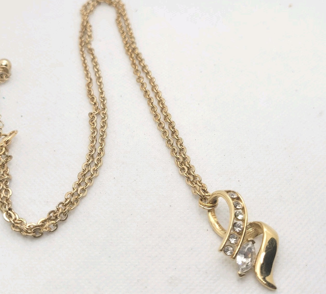 Vintage Gold Tone Necklace Chain Rhinestone Pedant 28in.