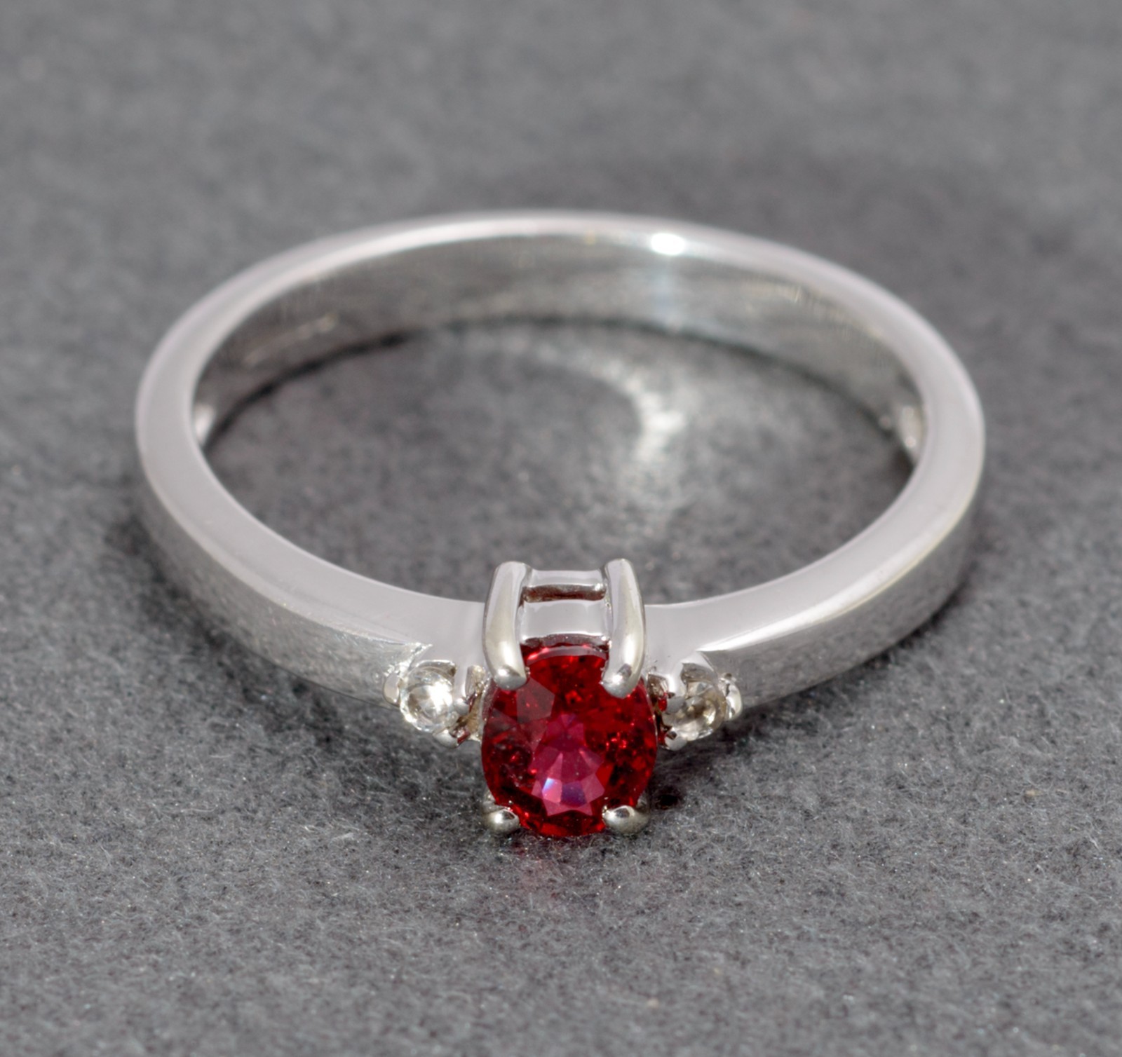 9ct White Gold Ring – Lab Created Ruby / White Topaz – Size N – Hallmarked 2007