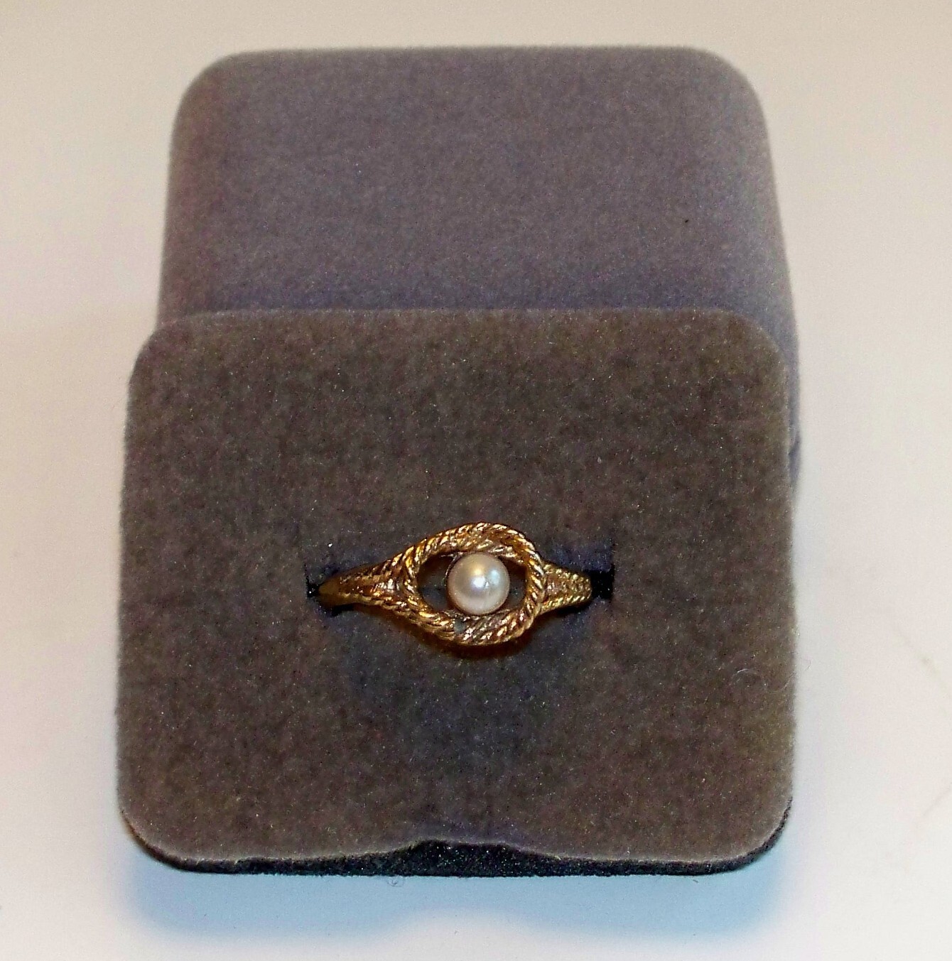 VTG AVON RING – GOLD TONE FAUX PEARL BRAIDED ROPE SIZE 7-9 ADJUSTABLE – B16
