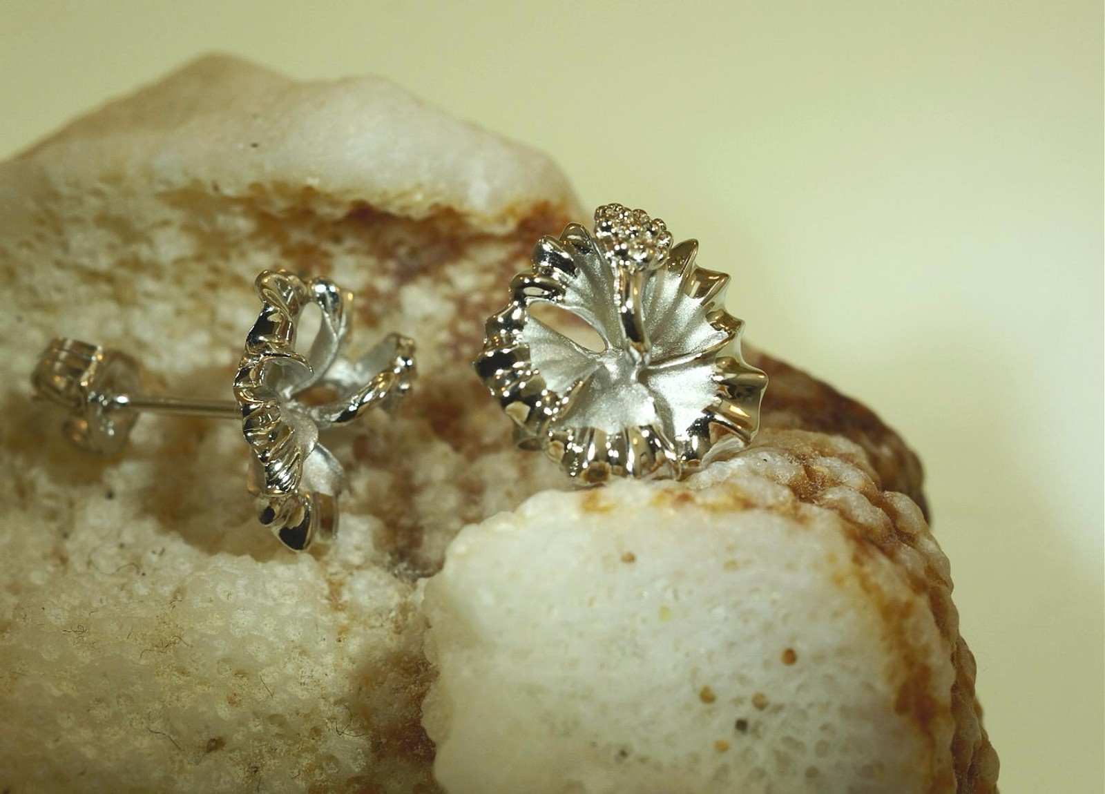 10MM-15MM RHODIUM PLATED 925 STER SILVER HAWAIIAN HIBISCUS FLOWER STUD EARRINGS