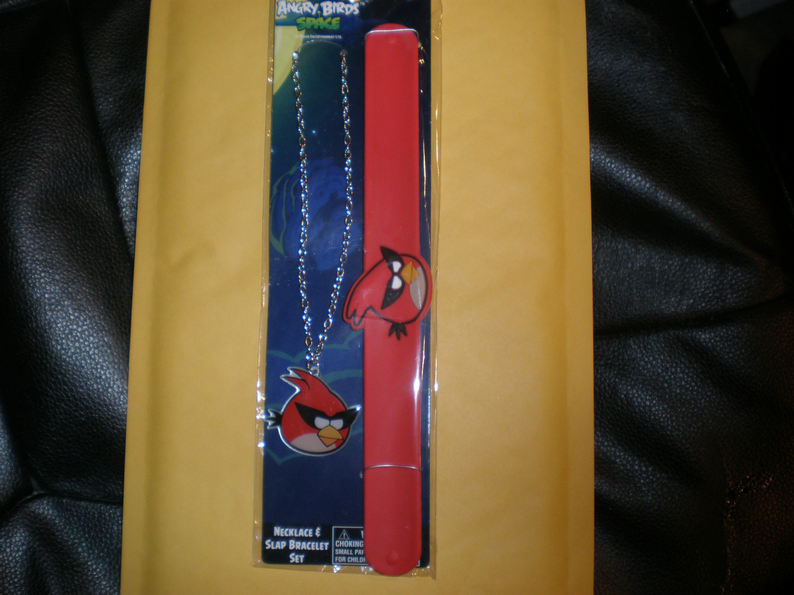 ANGRY BIRDS NECKLACE & SLAP BRACELET SET NEW IN PACKAGE