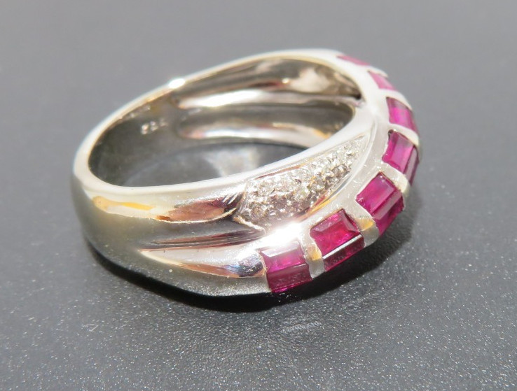 14K WG RUBY & WHIT STONE CLUSTER SWIRL BAND RING SZ 8.25 7.83 grams (A22045-1)