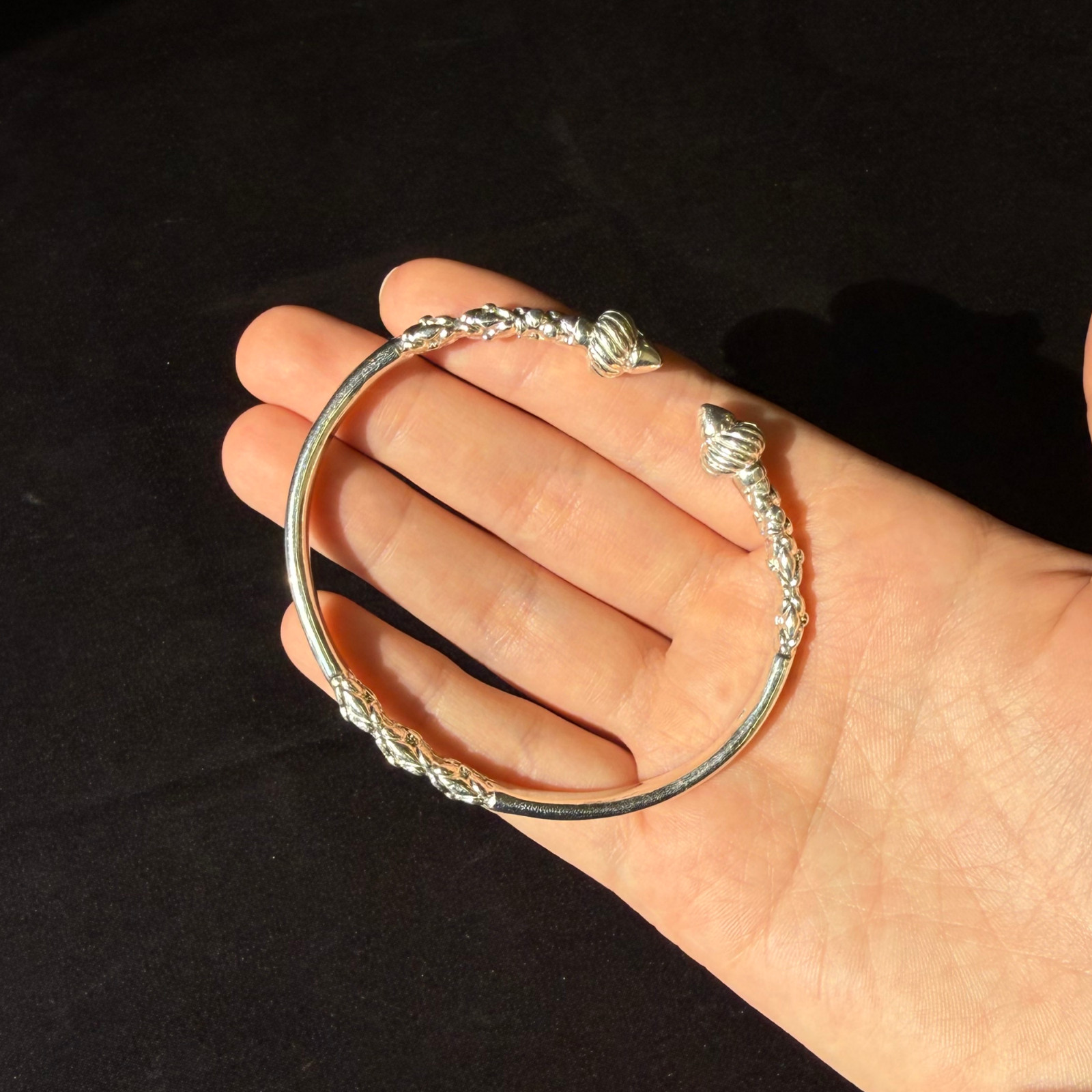 Taj Mahal Ridged Arrow .925 Sterling Silver Flat West Indian Bangle, 1 piece