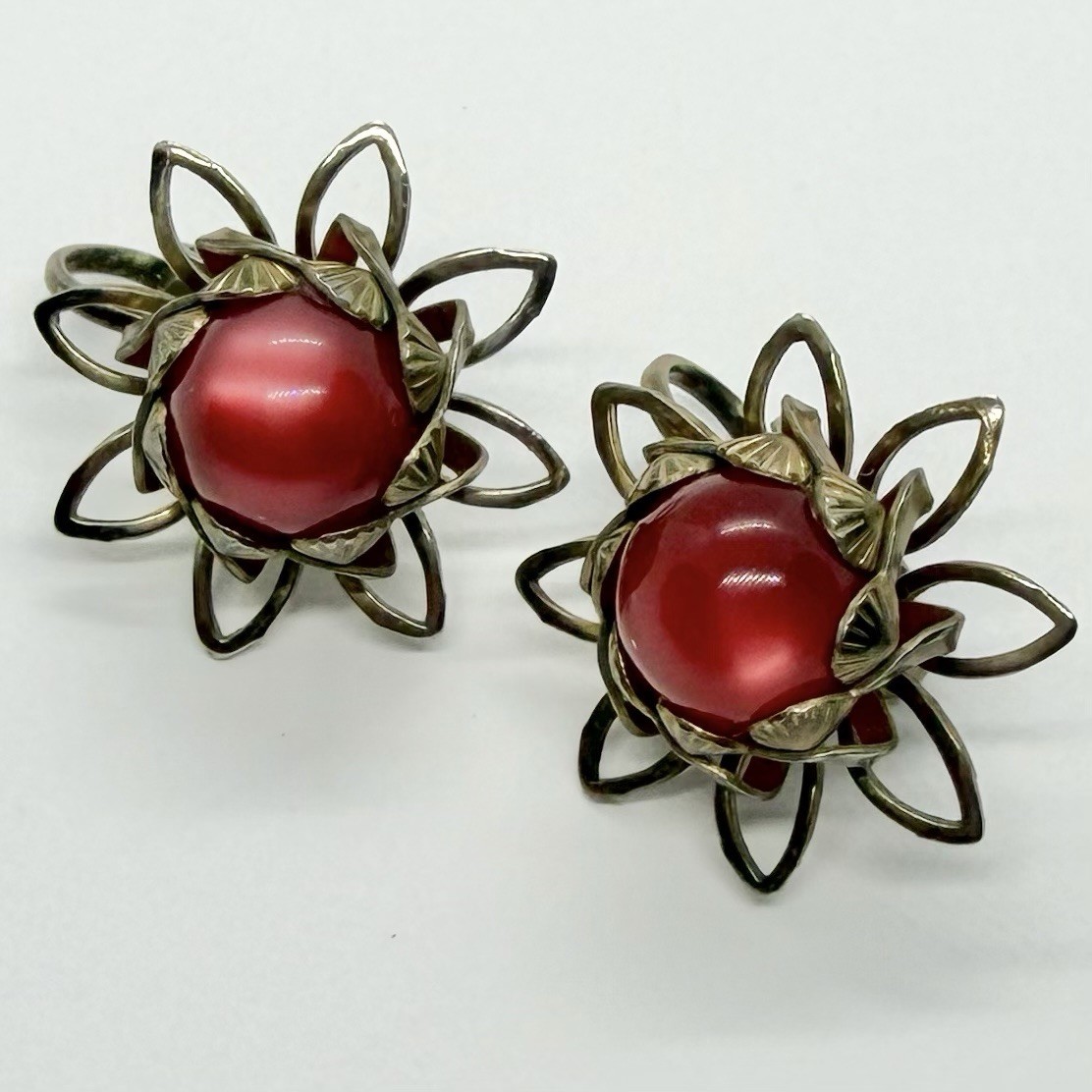 Vtg Midcentury Red Burgundy Moonglow Lucite Antiqued Gold Flower Earrings Clip