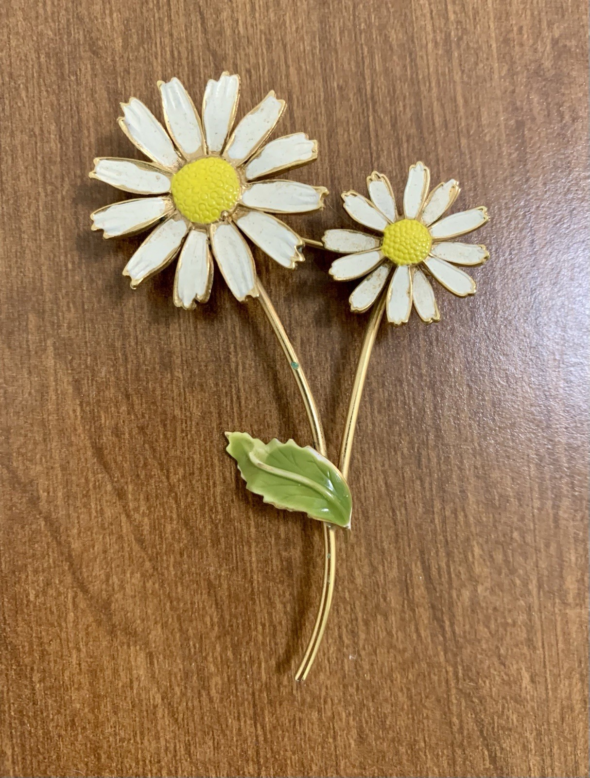 Vintage Daisy Flower Brooch in Enamel on Metal 1960s Hippy Flower Child Retro *