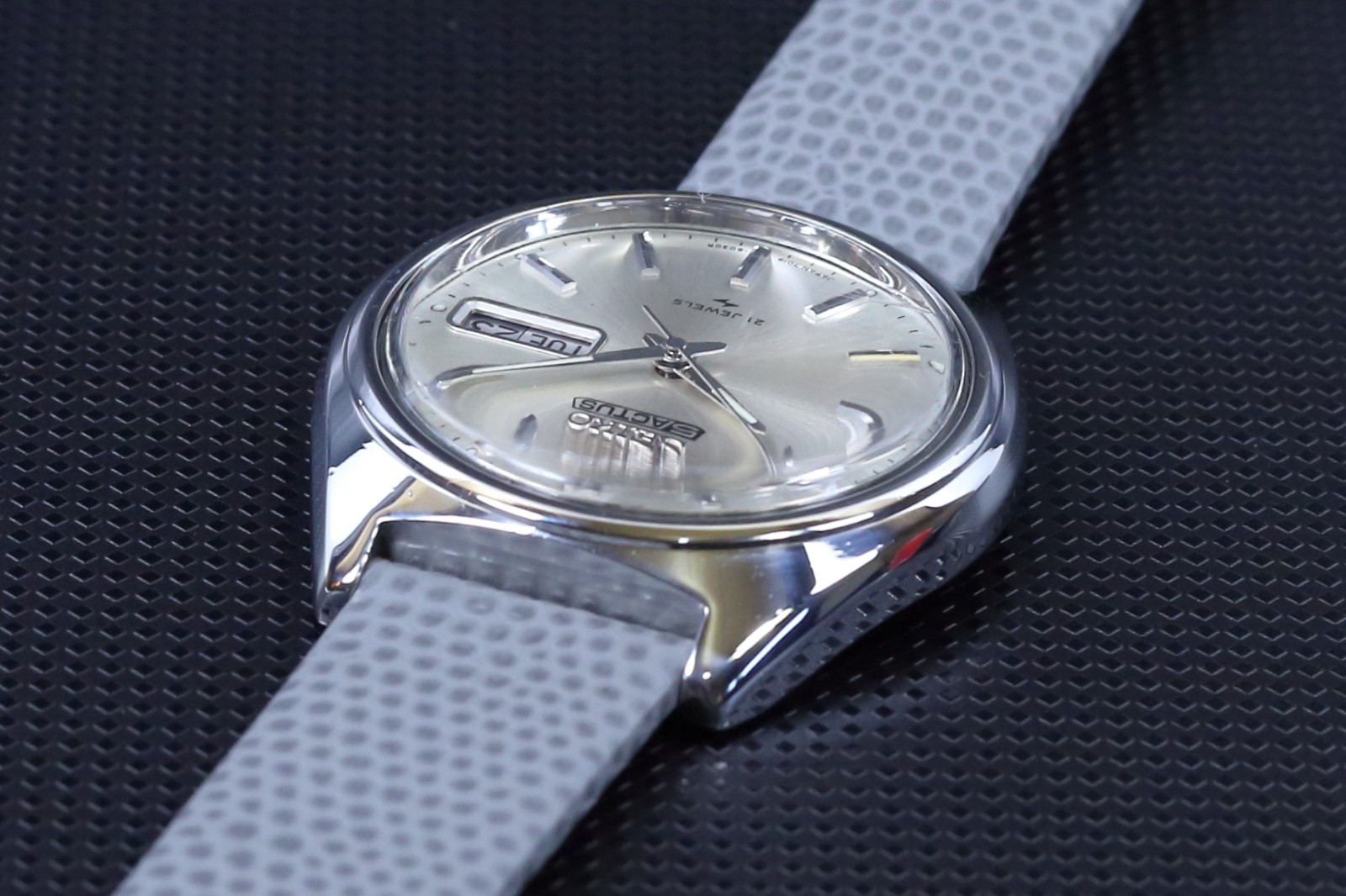 Vintage Seiko 5 Actus 7019-8010 Auto 21J Silver Sunburst Day-Date Japan