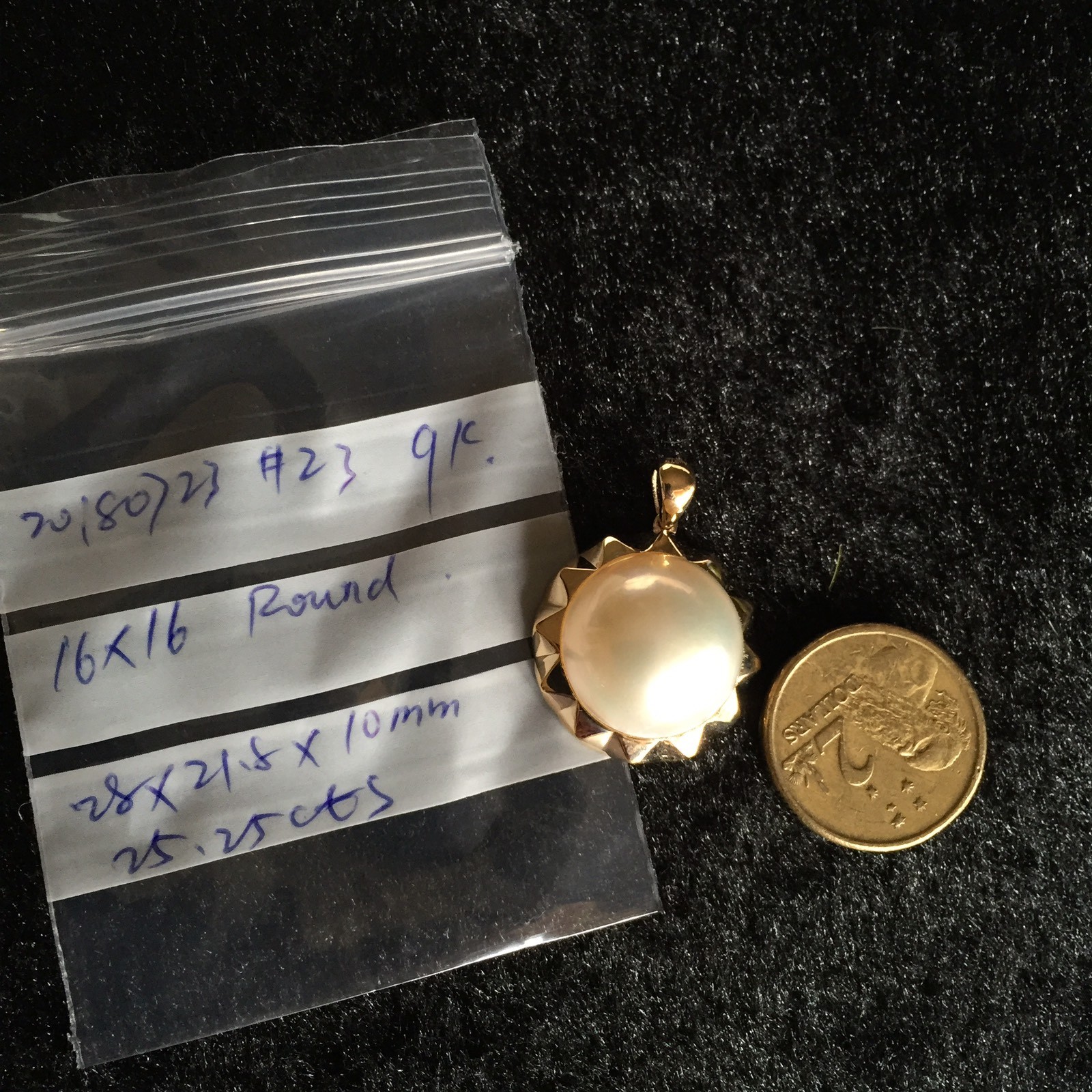 Top luster 16mm Seawater Mabe pearl Natural White 9k Gold Pendant 25.25cts