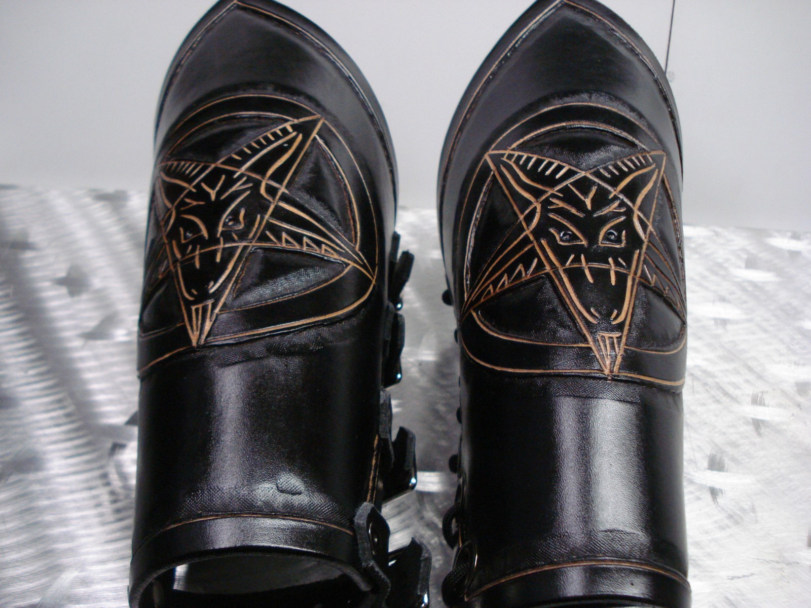 LEATHER CARVED PENTAGRAM GAUNTLET. BLACK METAL (MDLG0165)….. THY PRIMORDIAL