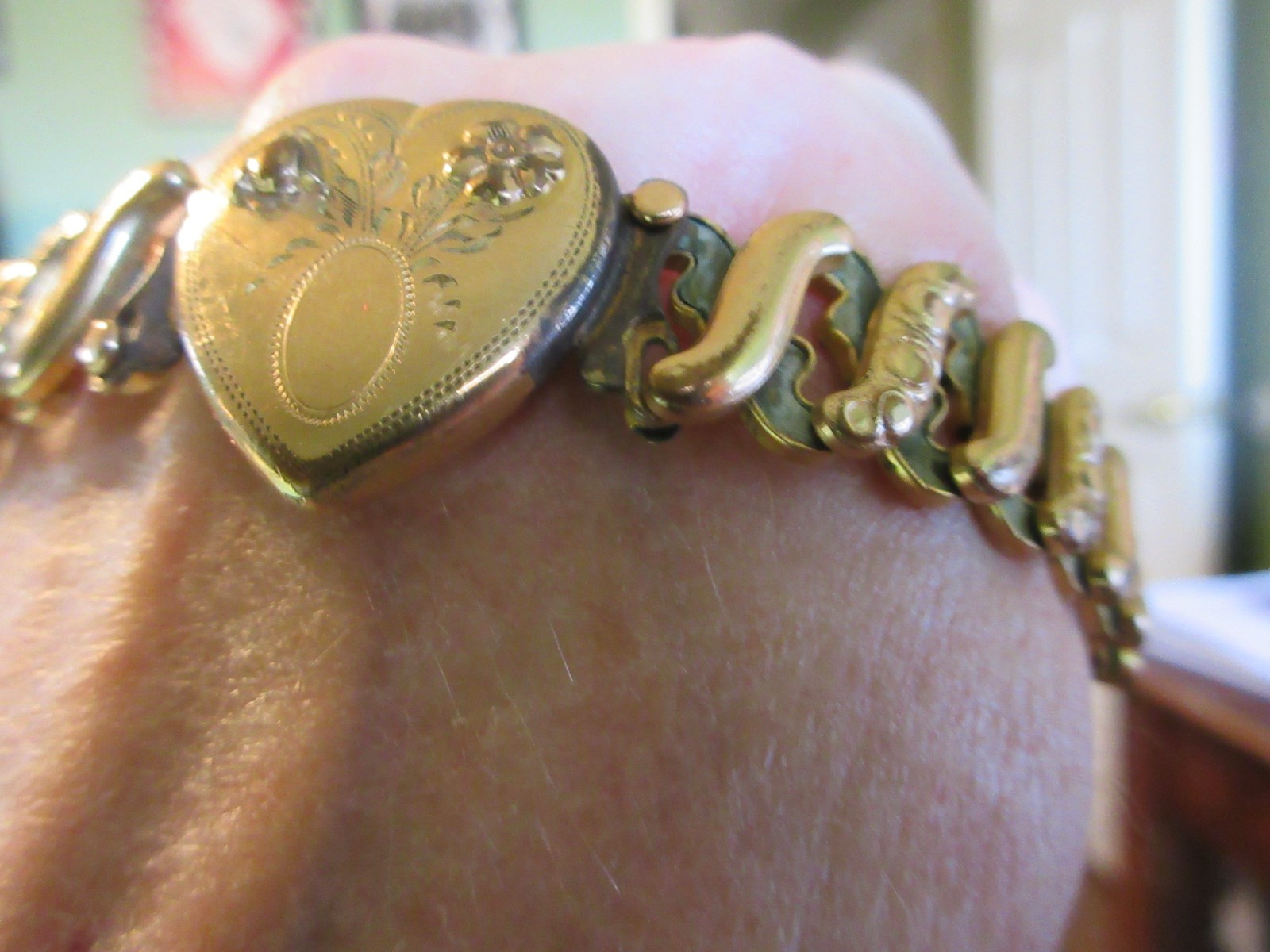 Vintage 1940″s WW11 Sweetheart Expansion Bracelet Victoria Gold Filled w/Box