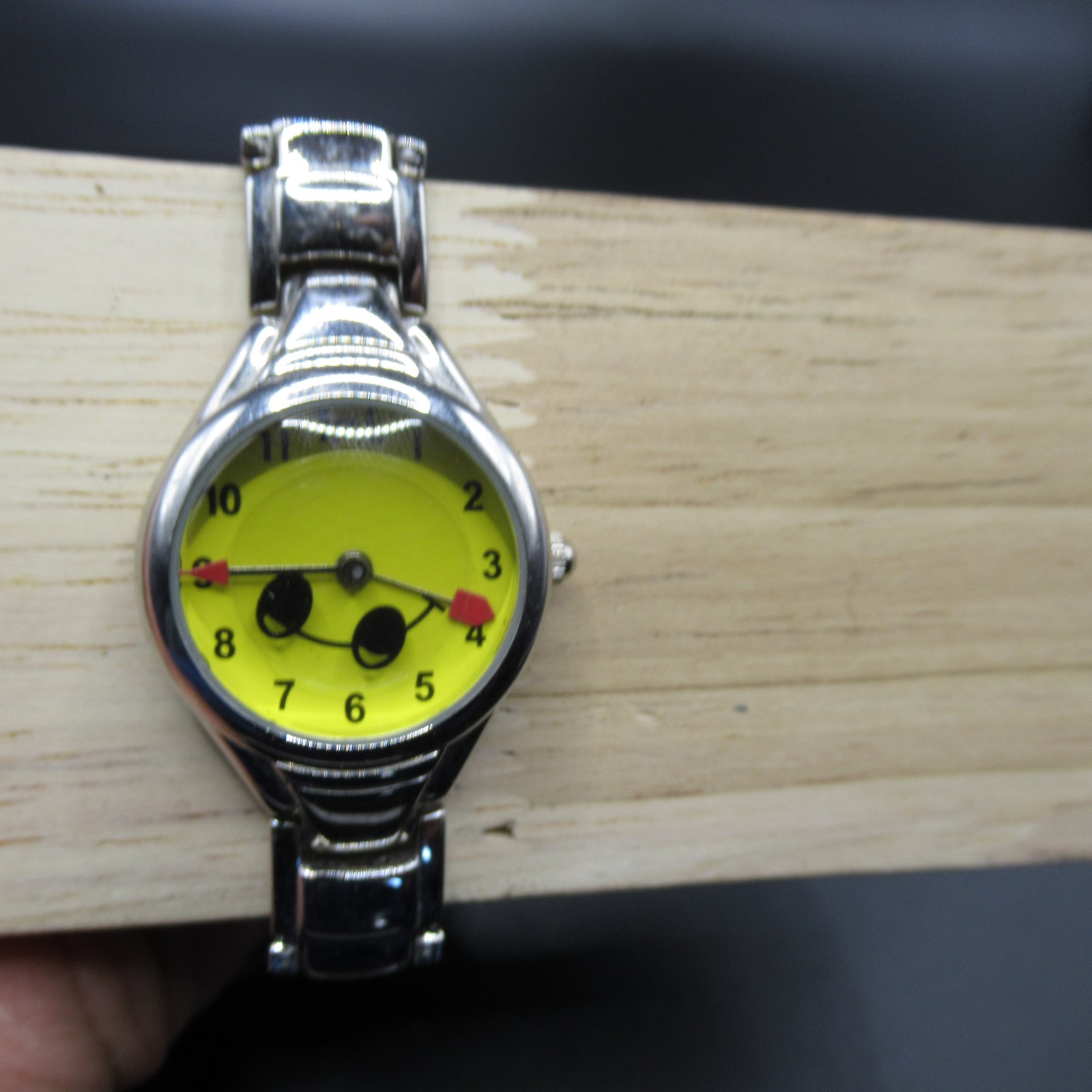 lei Women’s Silver Tone Smiley Face Yellow Dial Quartz Watch Bracelet V-360 9377
