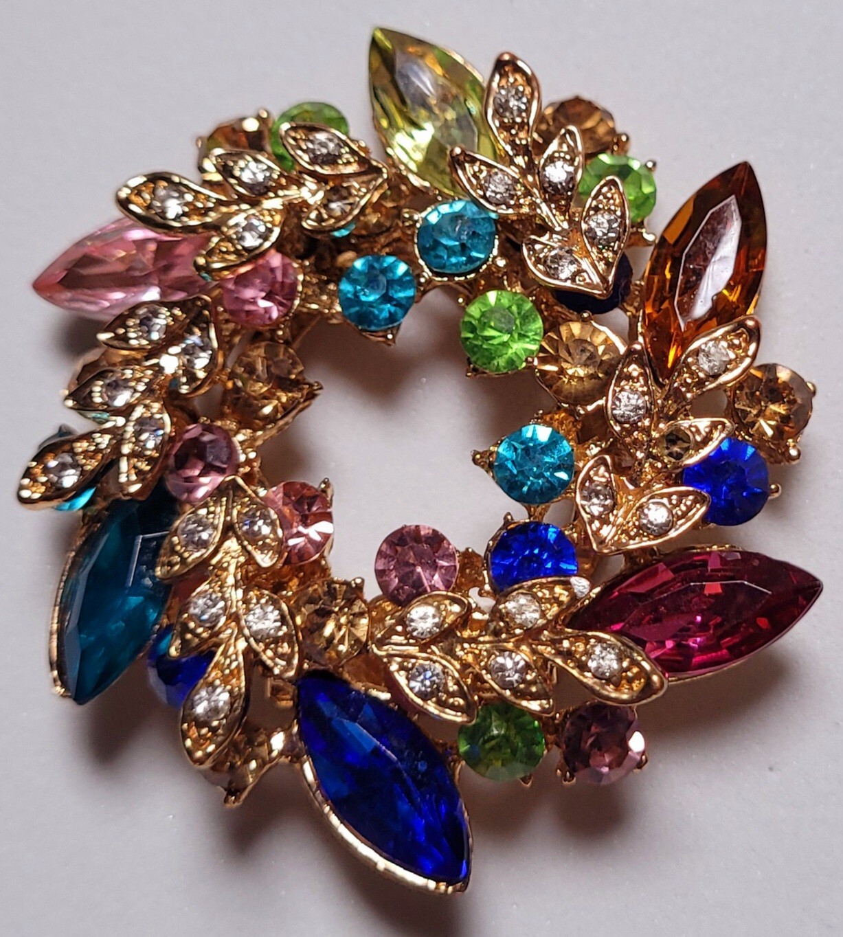 RHINESTONE WREATH SCARF CHARM CLIP Multicolored Gold Tone Sweater Ashley Cooper