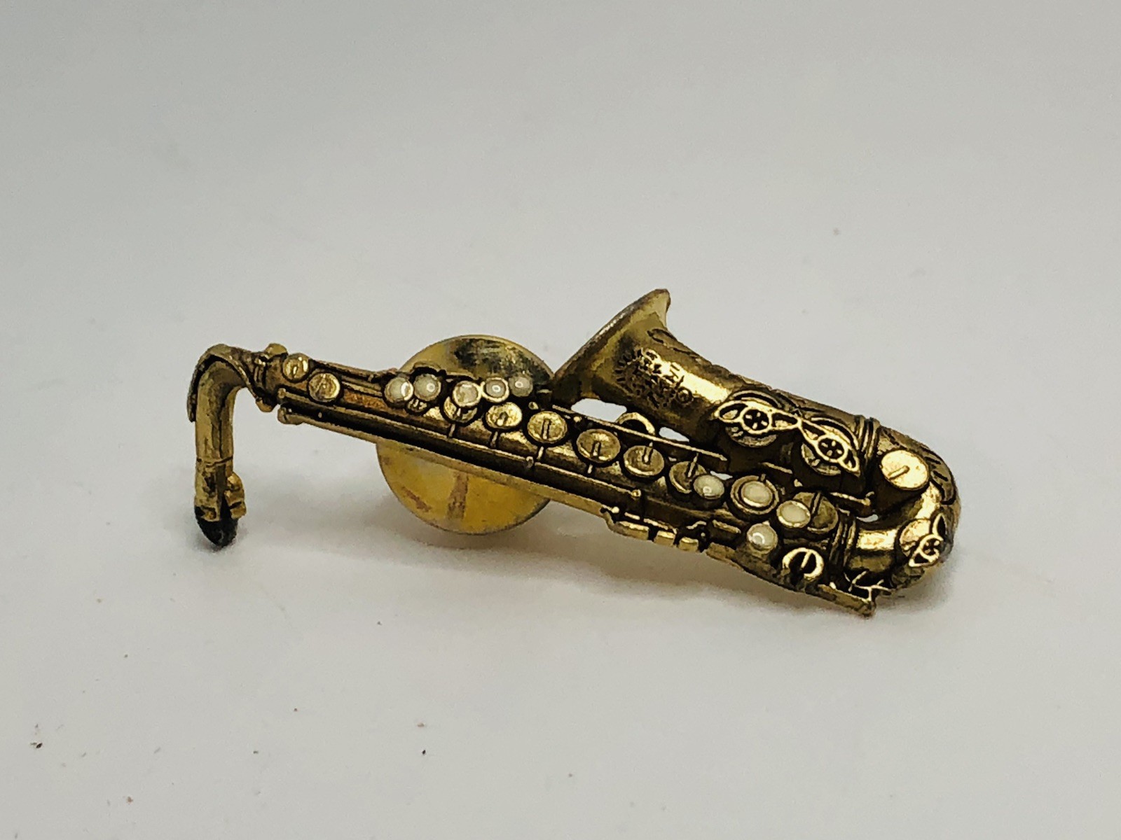 Vintage Future primitive, detailed ￼gold tone saxophone Lapel pin￼ 1.5″