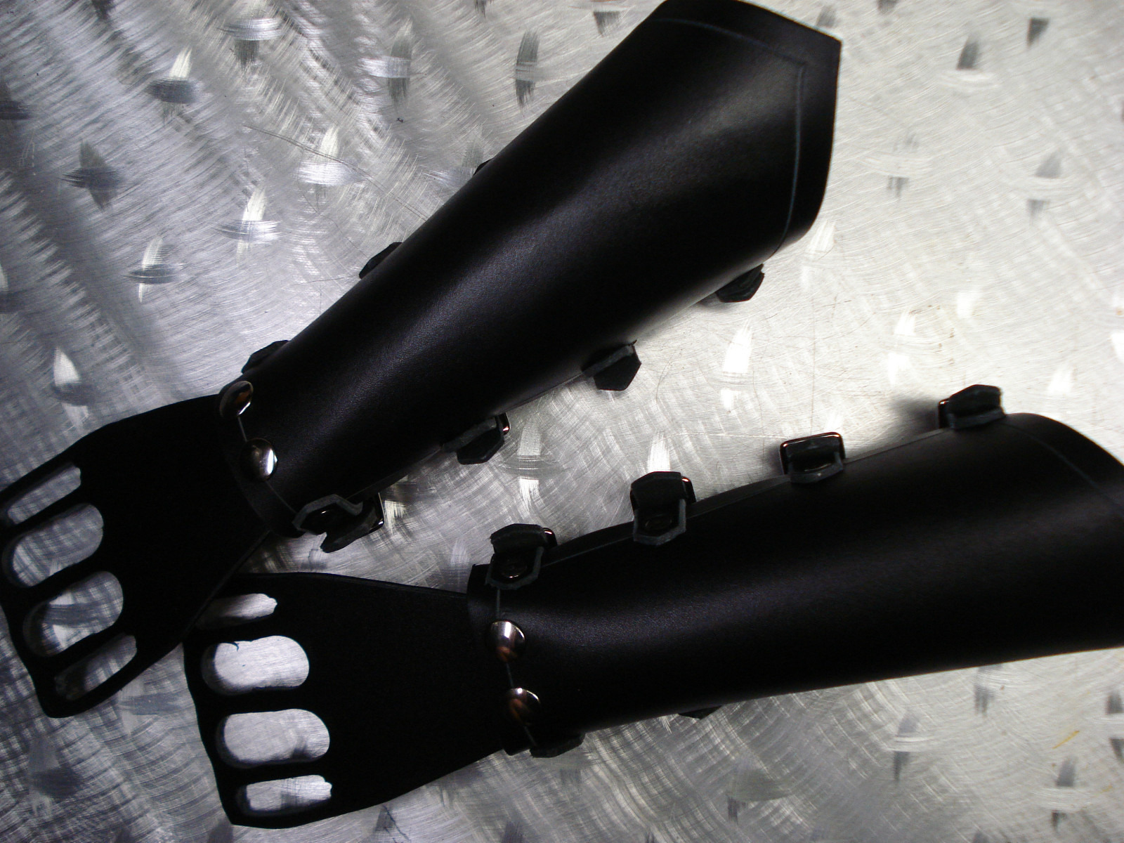 UNISEX PAIN LEATHER GAUNTLETS AND FIST. THRASH METAL…(MDLUG0272)….OVERDOSE’S