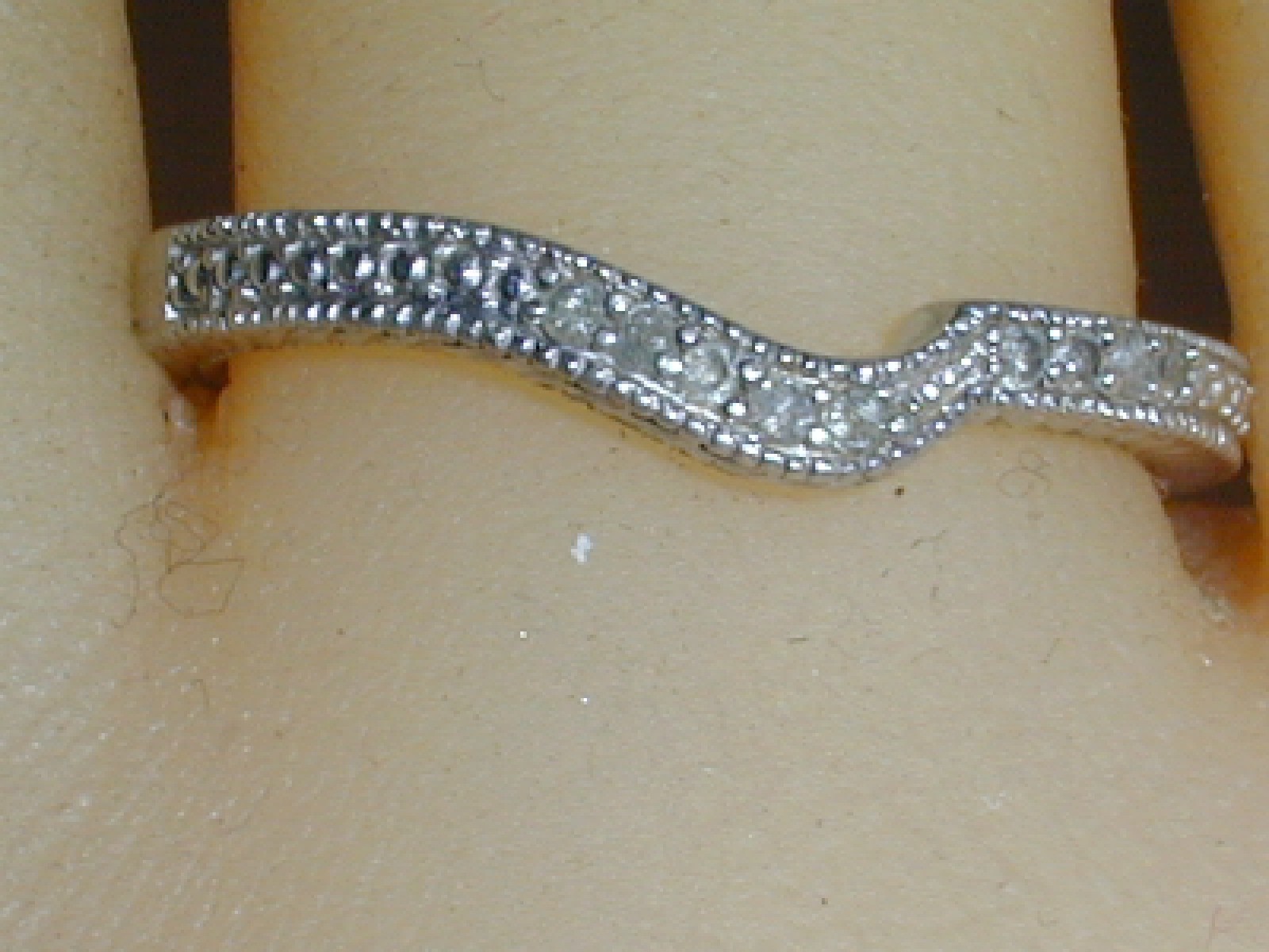 NARROW STERLING SILVER DIAMOND BAND RING WITH V SHAPE CENTER- SIZE 7!