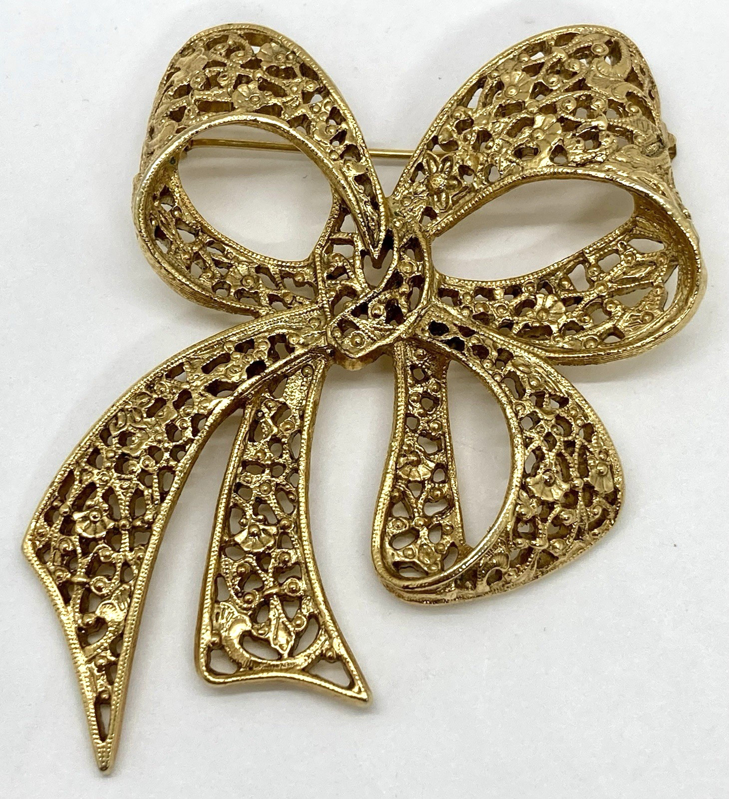 LARGE 3″ VINTAGE GOLD TONE FILIGREE BOW BROOCH STATEMENT PIN 1928 JEWELRY CO.
