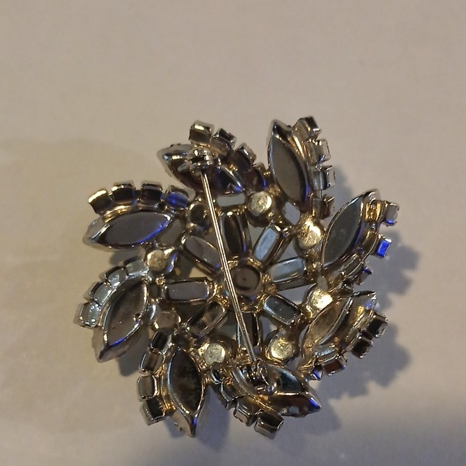 Sparkly Vintage like Silver Tone Clear Rhinestone Floral Leaf Brooch/Pin nice.