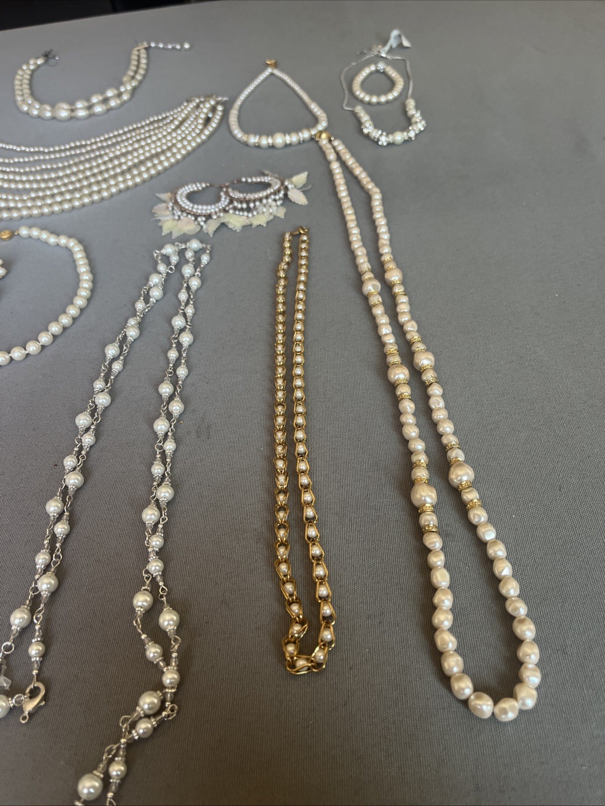 Costume Jewelry Pearls. 10 Necklaces,1 Bracelet,3 Earrings. All Items Are Used