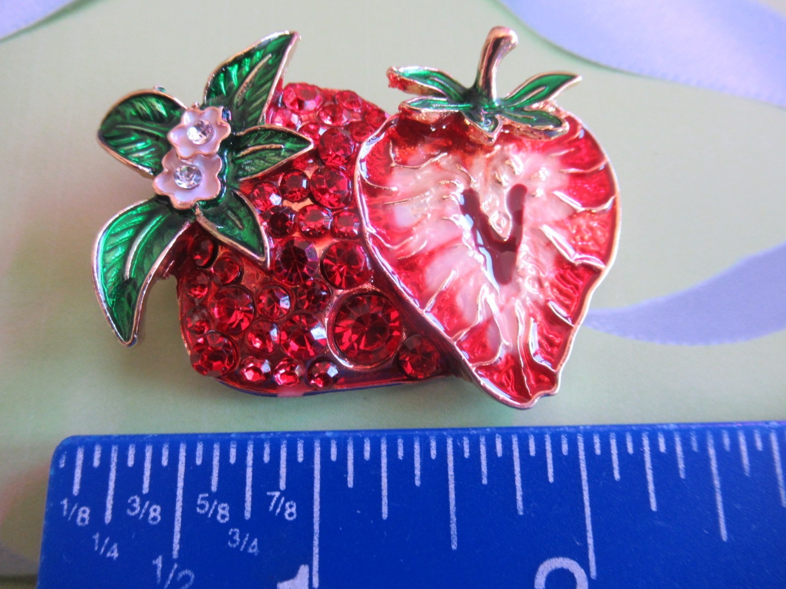 LOVEY RED CRYSTAL & ENAMEL FRUIT STRAWBERRIES SLICED STRAWBERRY BROOCH NEW