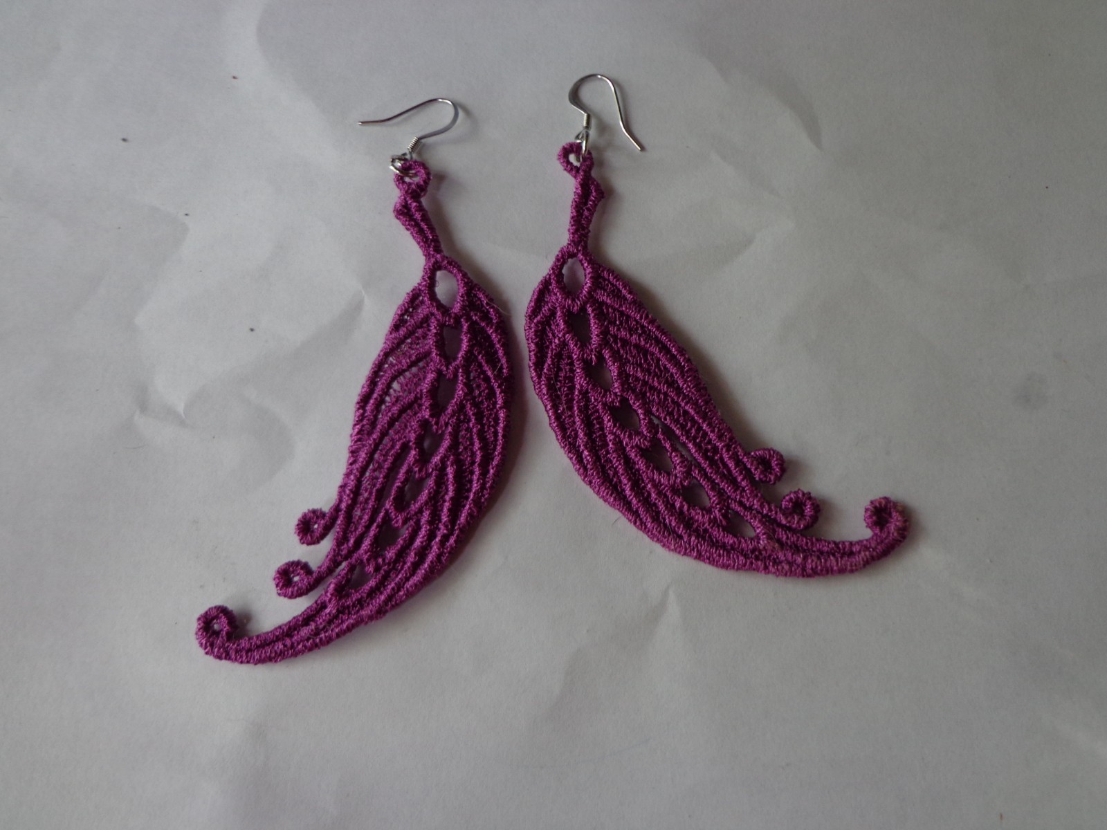Free standing lace EARRINGS – Feather – Dangles – Stainless steel – Handcrafted
