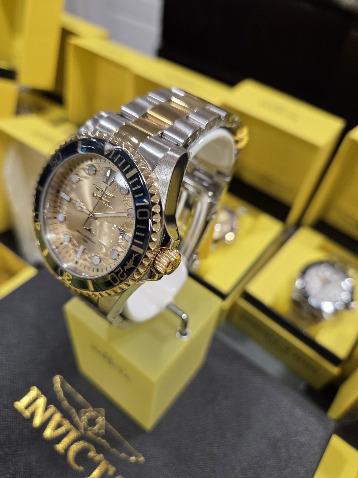 Invicta Pro Diver Currentwave Men’s Watch – 43mm. Steel, Gold (30022), Box