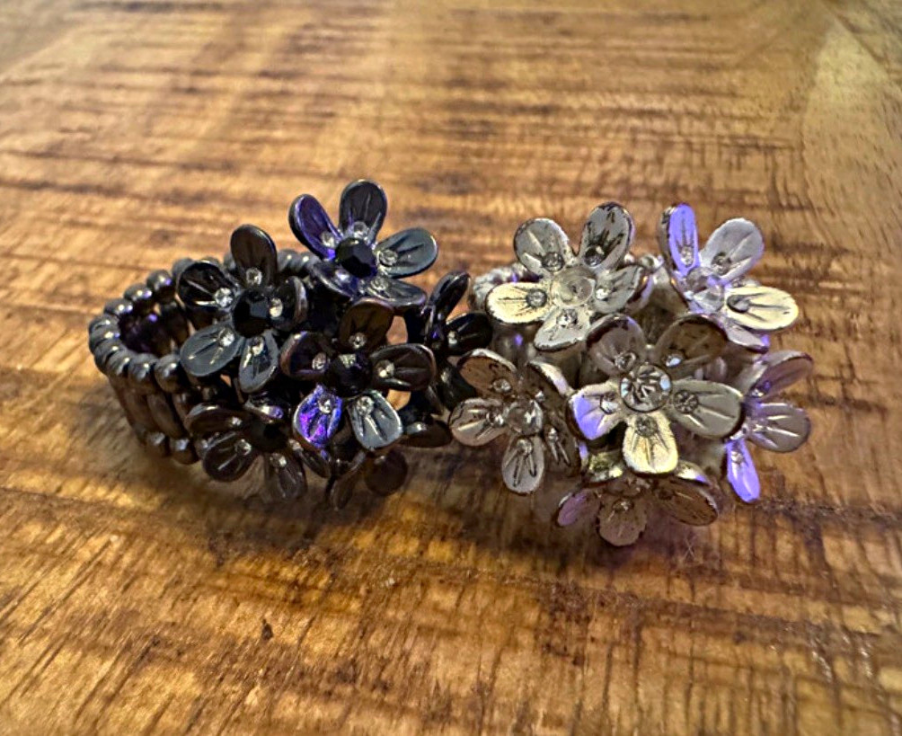 Lot of 2 Stretch Beaded Flower rings, Silver & graphite grey one size vintage