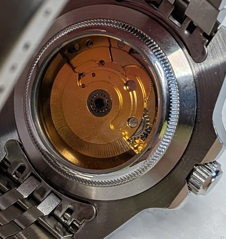 Facet Bolero men’s watch with automatic movement and exhibition caseback
