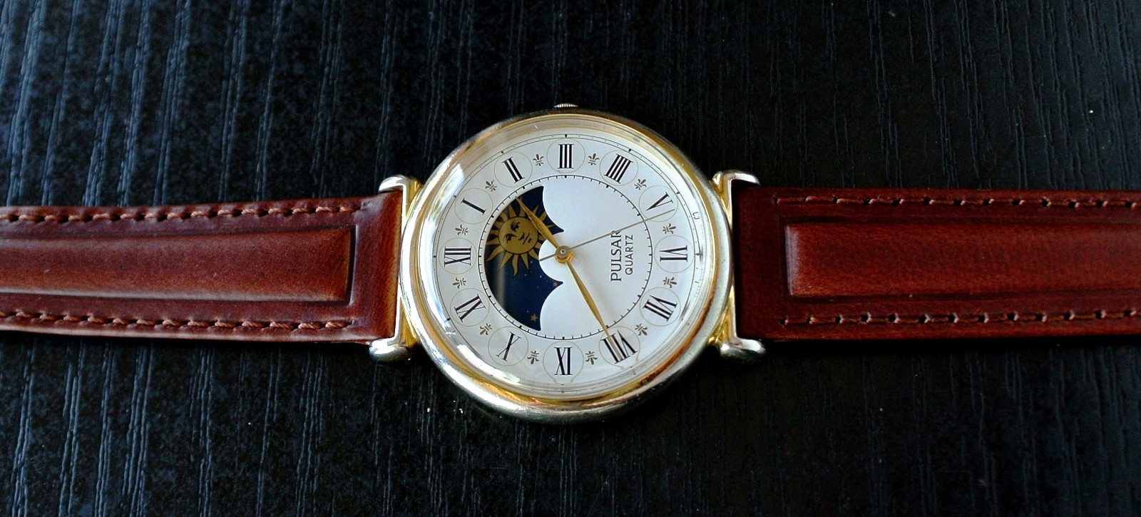 VINTAGE PULSAR SEIKO ELEGANT MOON PHASE QUARTZ MEN’S GOLDEN LEATHER DRESS WATCH
