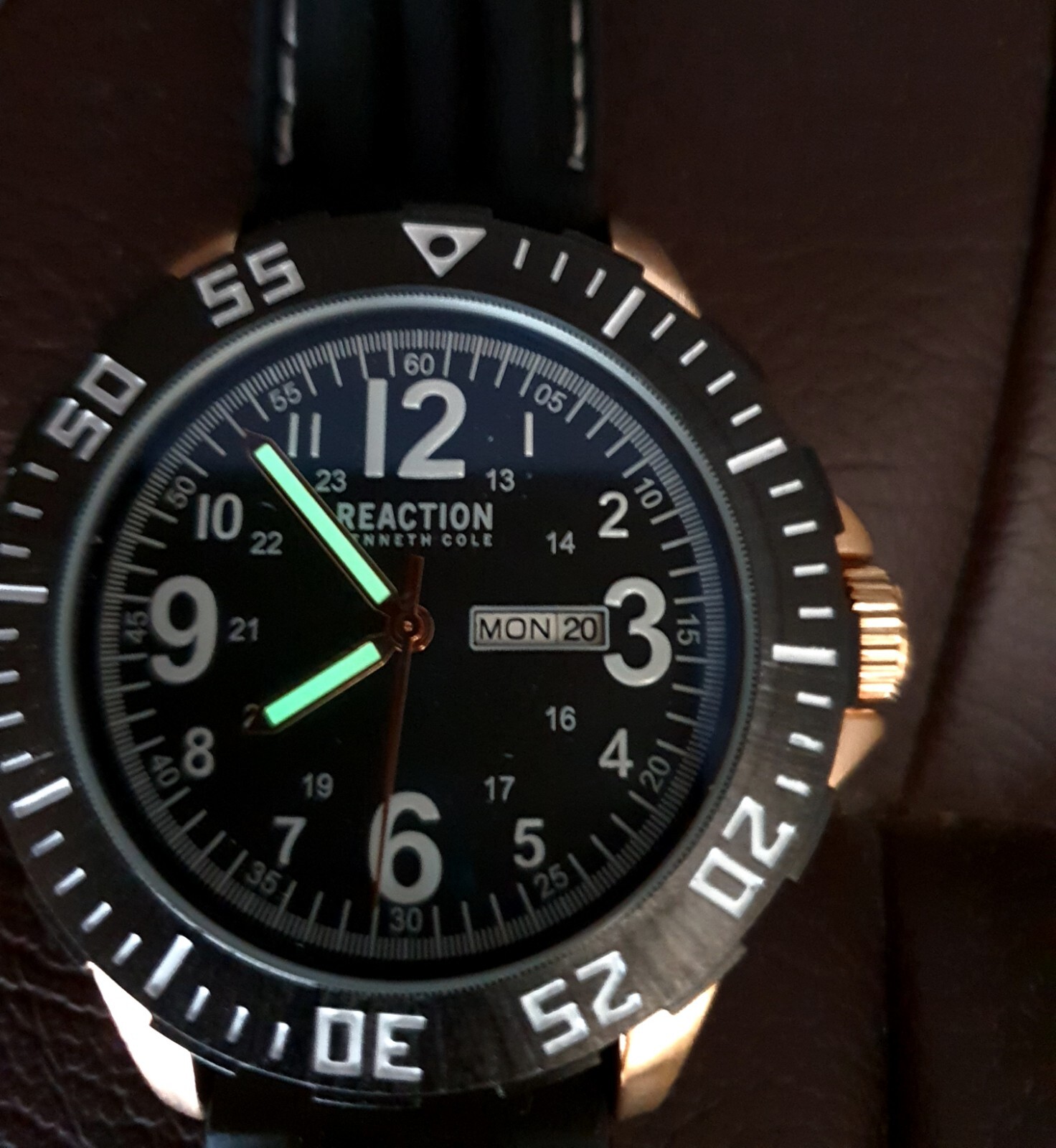 New Kenneth Cole mens watch Day&Date Easy to read black silicone. Gift for Him