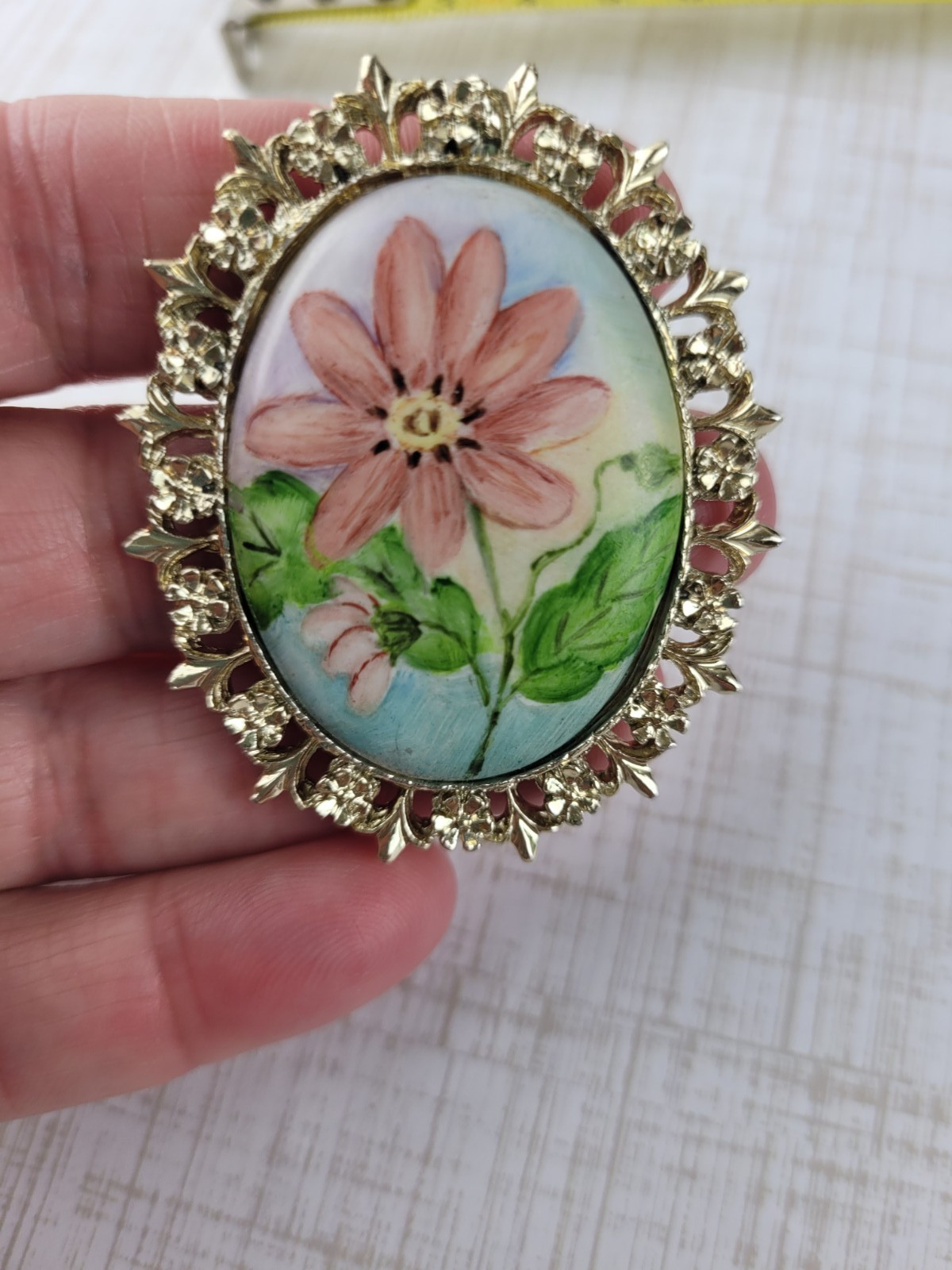 Vintage Hand Painted Floral Flower Cosmos Daisy Gold Tone Cameo Style Brooch