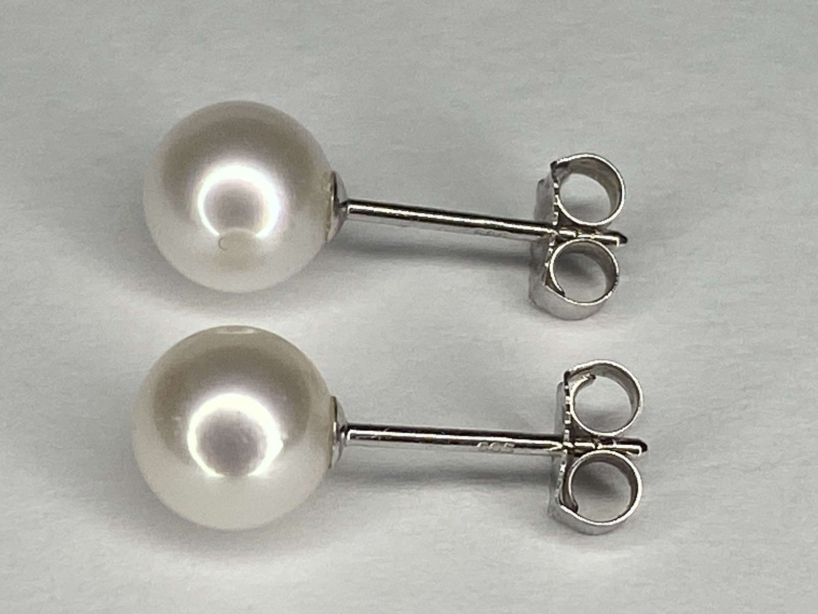 Vintage 14K White Gold Pearl Stud Earrings 585 White Cultured Pearl Studs 0.84g