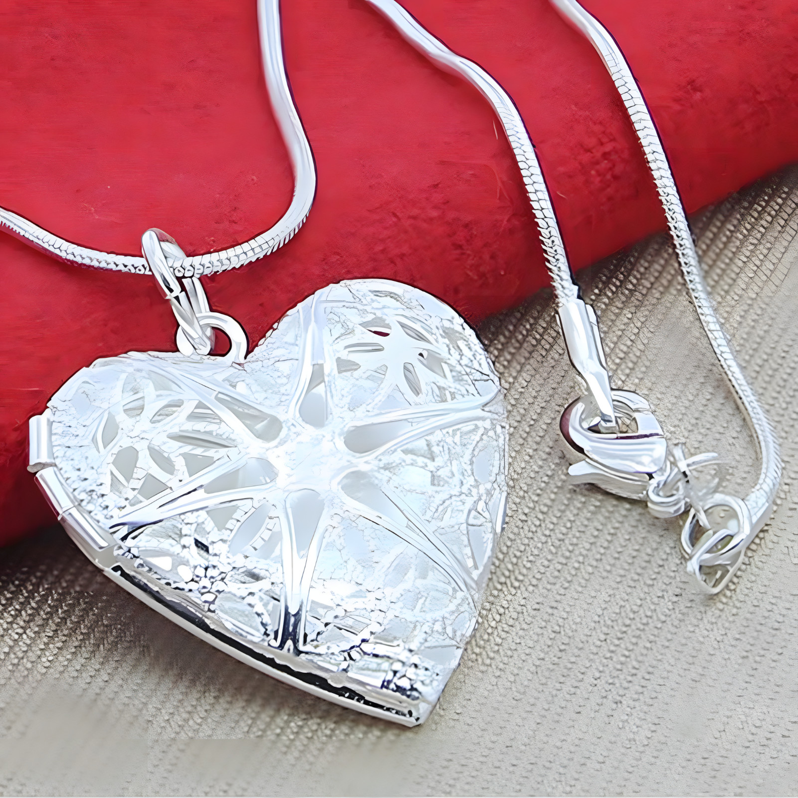 Vintage Heart Locket Necklace for Women – Silver-Plated Zinc Alloy Filigree 1225