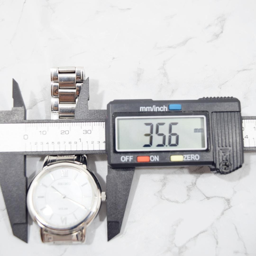 Excellent , SEIKO solar watch with mother-of-pearl dial, unisex. From Japan
