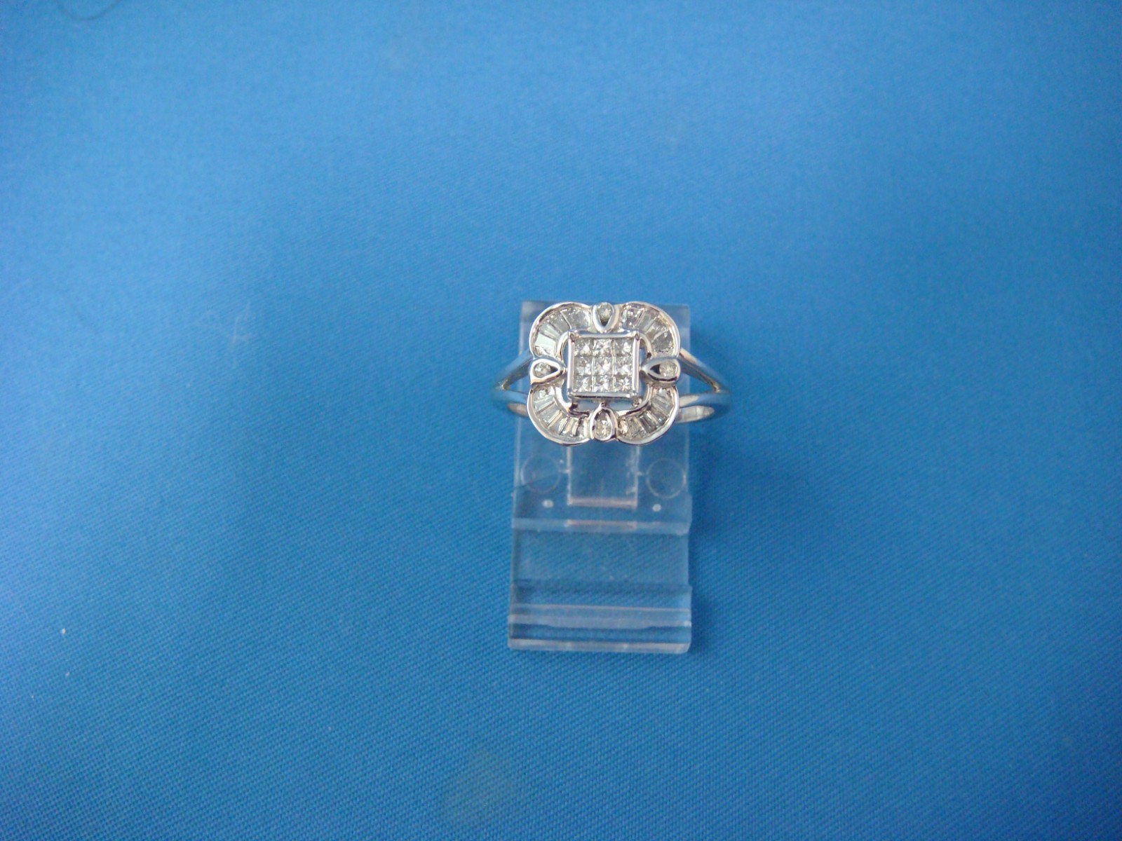 14 KT. NATURAL PRINCESS AND BAGUETTE DIAMONDS LADIES RING 3.2 GRAMS SUIZE 7