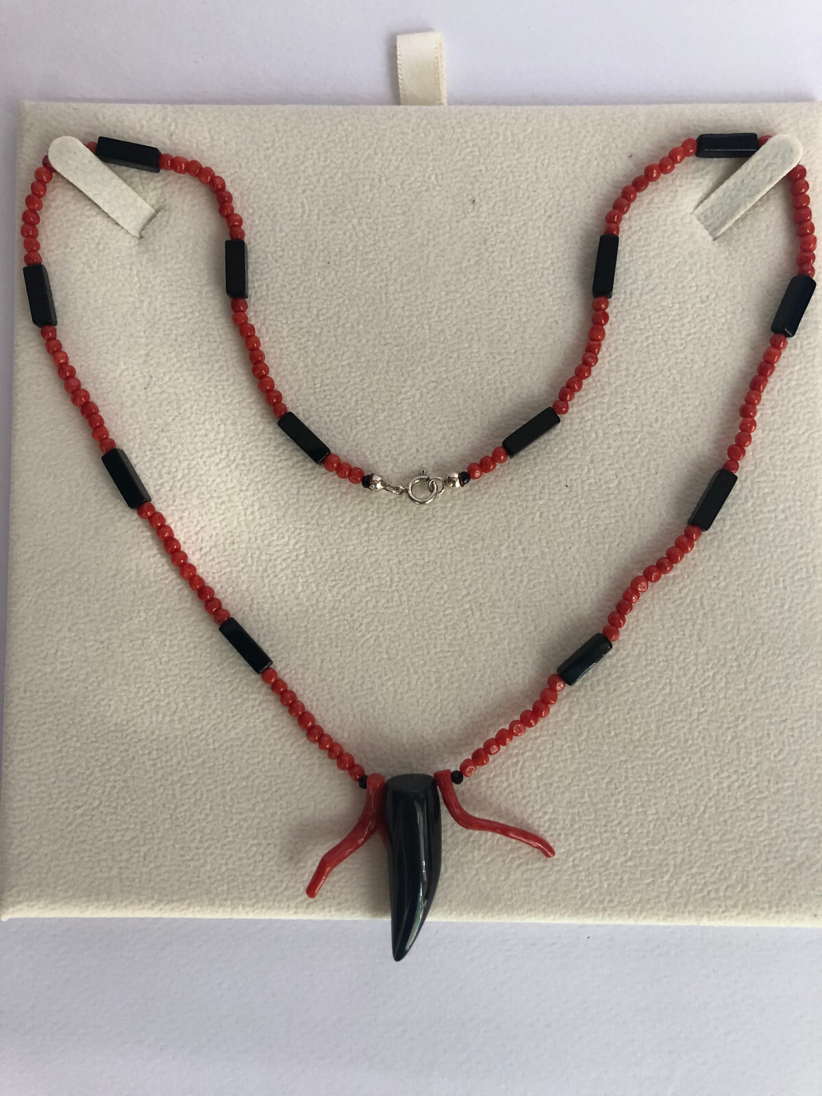 Collana a “pepite” di vero corallo rosso del mediterraneo e corno in onice