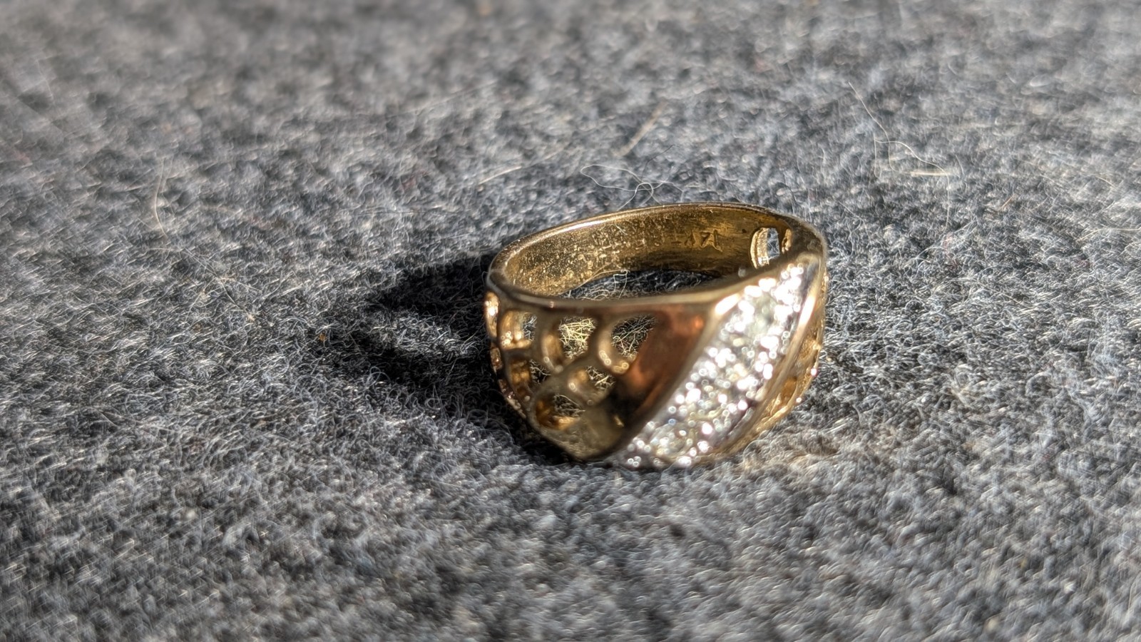 14K Yellow Gold Band Ring Size 8 White Round Crystal Inlay Diamond Accents