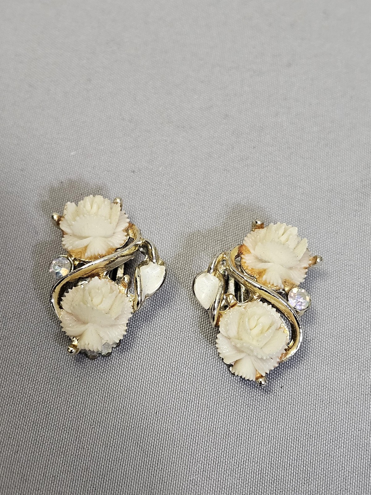 White Flower Clip-On Earrings Womens Resin Rose Rhinestone Gold Tone Vintage