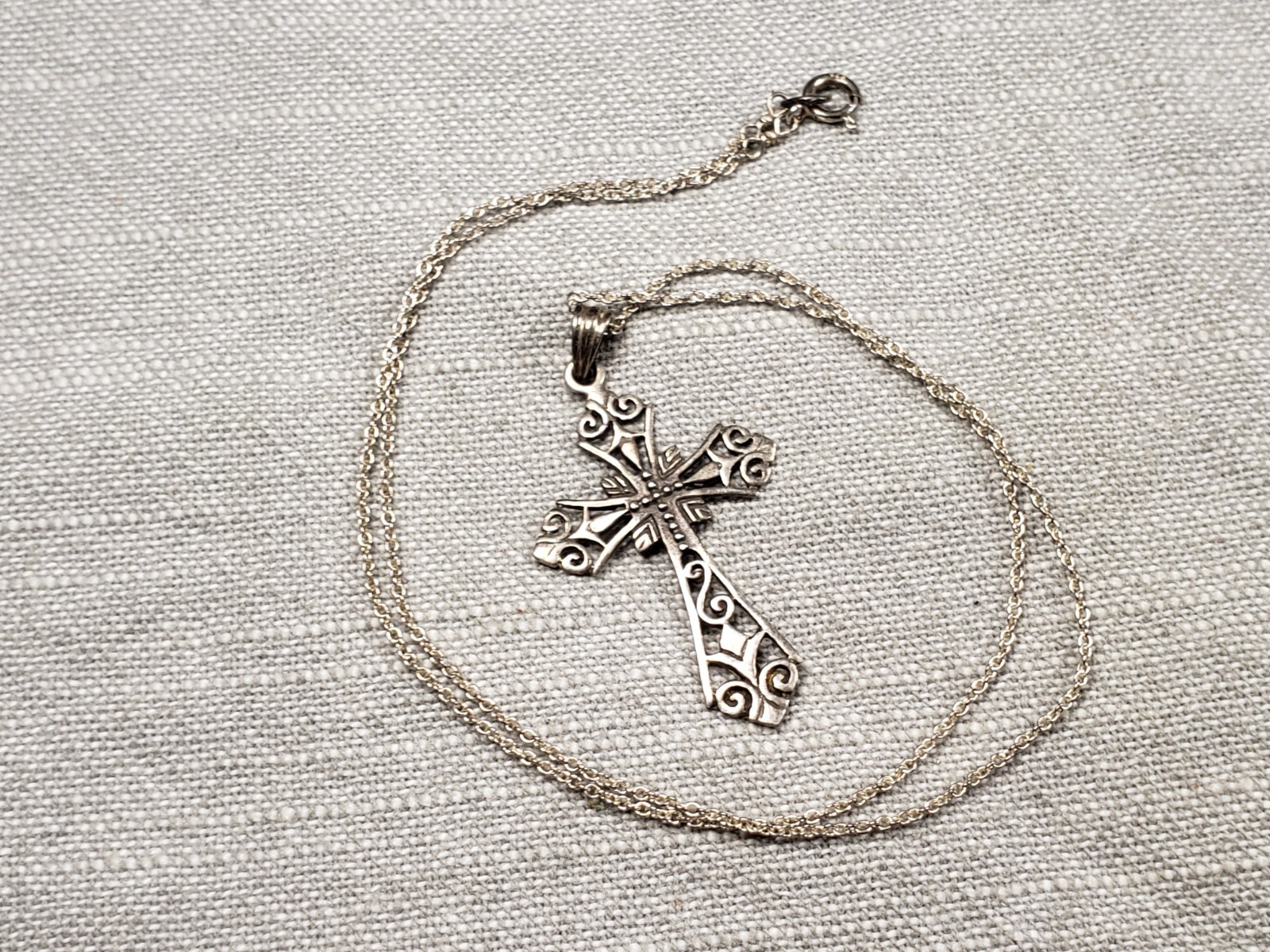 Beautifully Detailed Christian Cross 925 Sterling Silver Pendant & Necklace C41