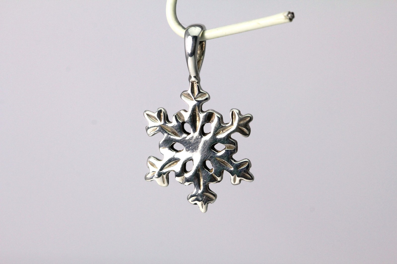 925 Sterling Silver Snowflake Pendant with Attached Bail (PEN3806)
