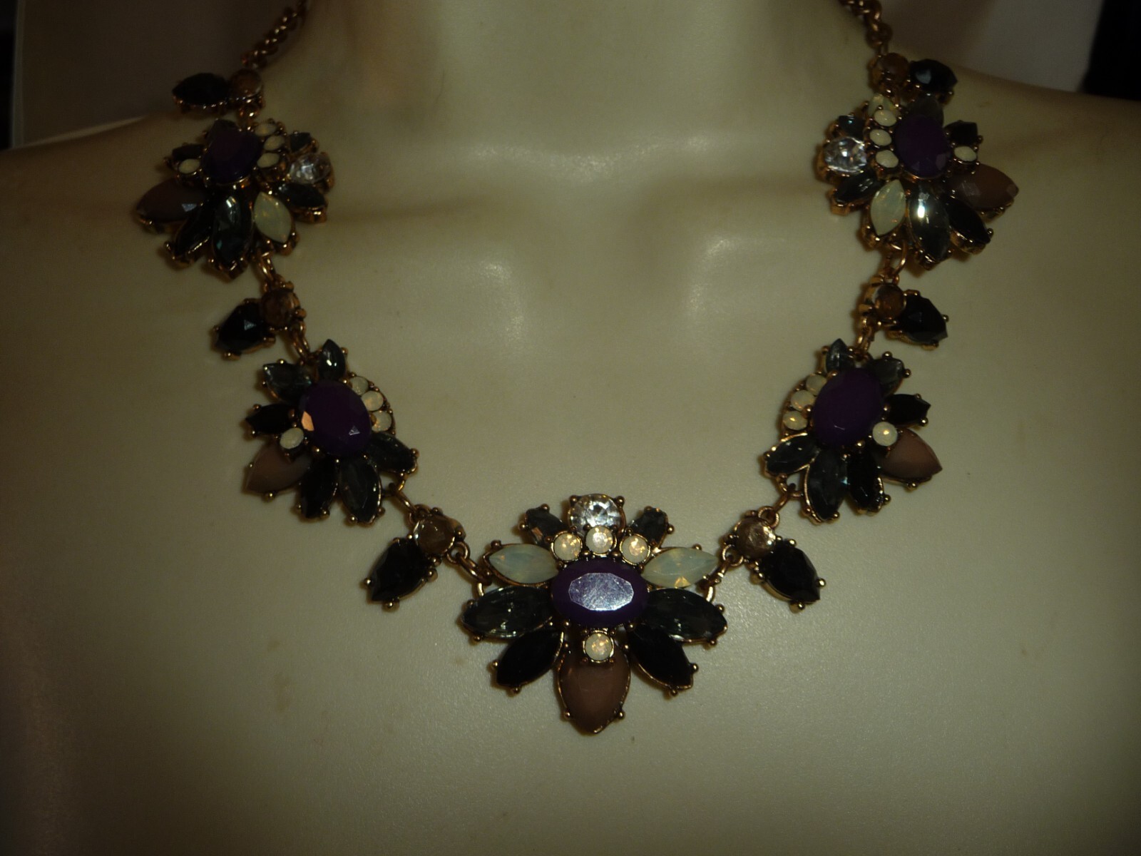 STATEMENT BLACK GRAY WHITE CLEAR STONES FLOWERS NECKLACE #204A