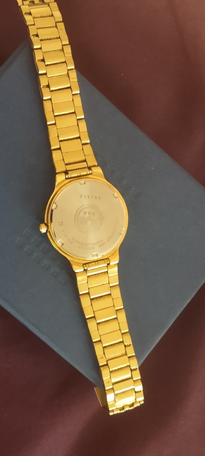 Seiko V701 Quartz Men’s Gold Tone Bracelet Watch Textured Dial 50m w/ Box