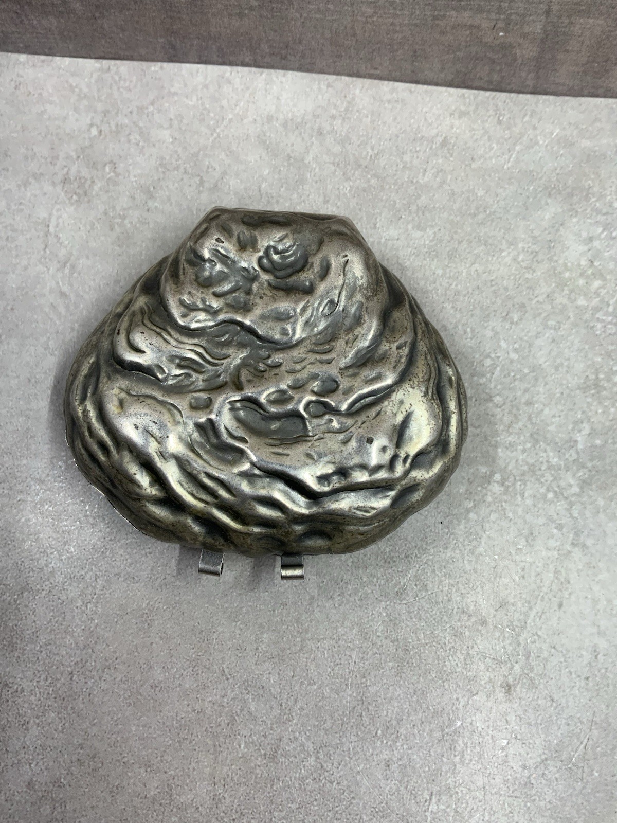 Vint. SHIELDS SEA GEMS 1940’s Clam Shell Peral Presentation Metal Box3.25″x3″x1″
