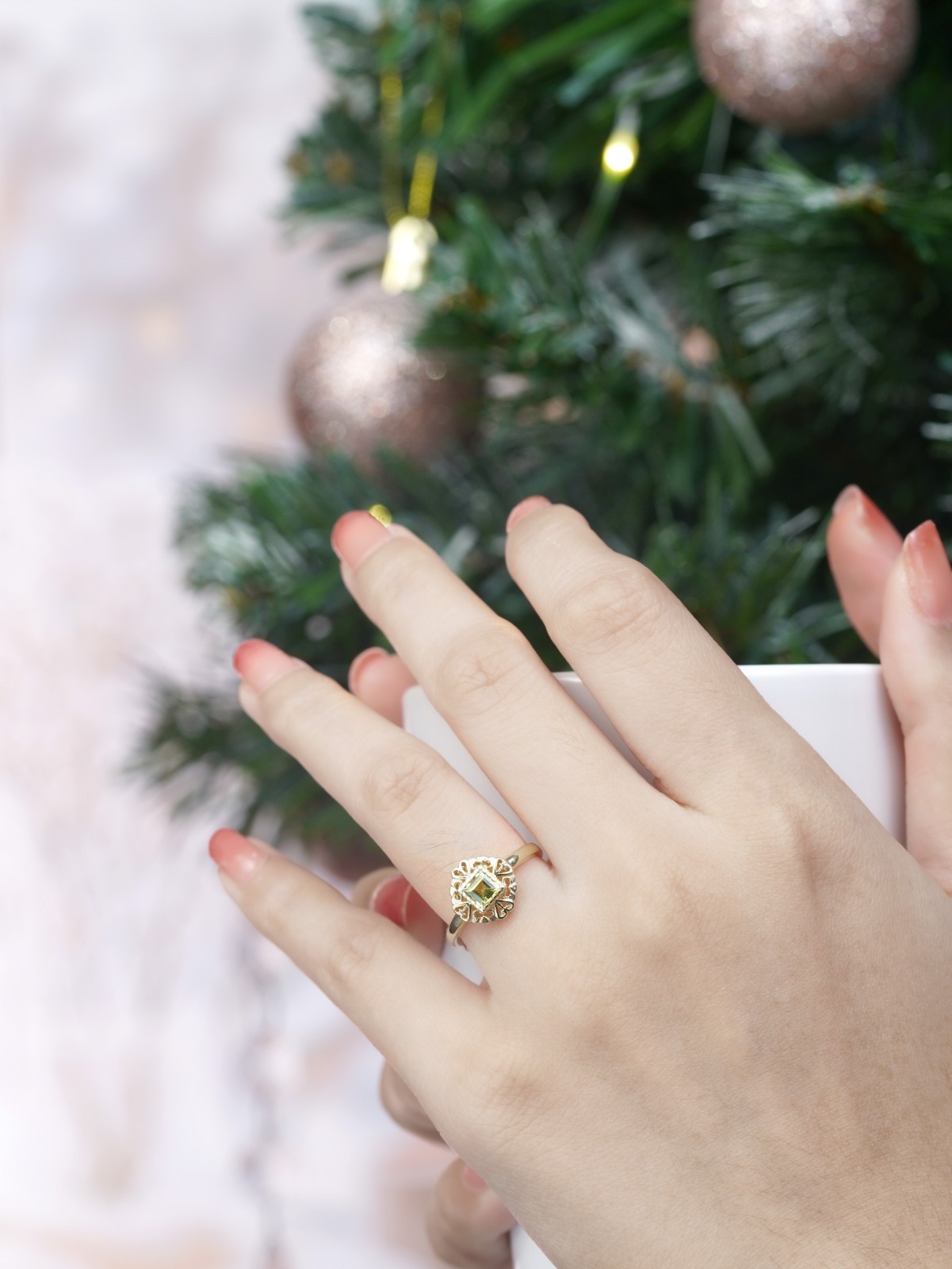 14K Yellow Gold Peridot Vintage Style Heart Filigree Ring