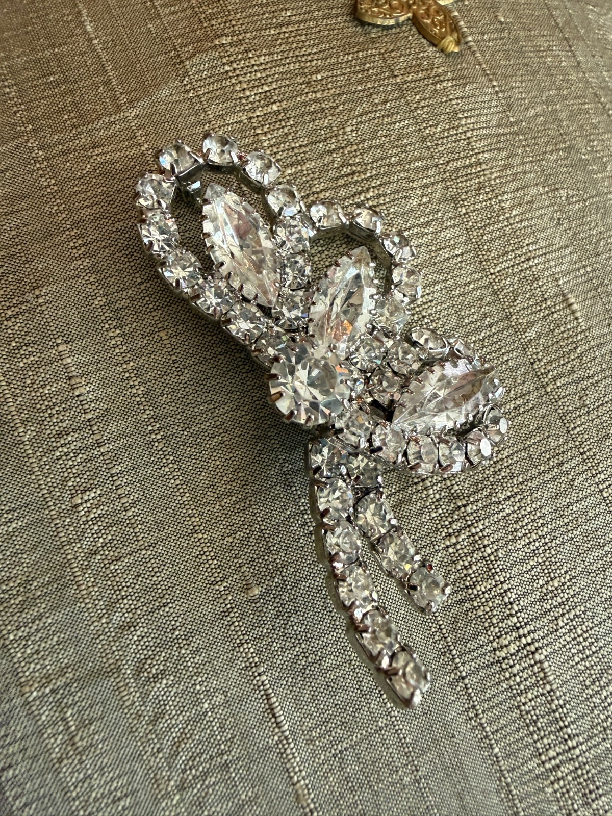 Vintage Statement clear rhinestone brooch pin bow sparkling prong set