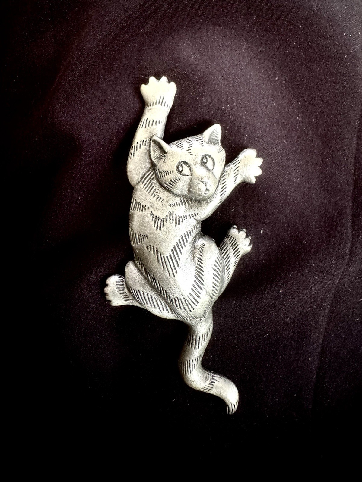 Vintage Climbing Cat Tabby Brooch Signed JJ Jonette Jewelry Pewter Pin 1.75″