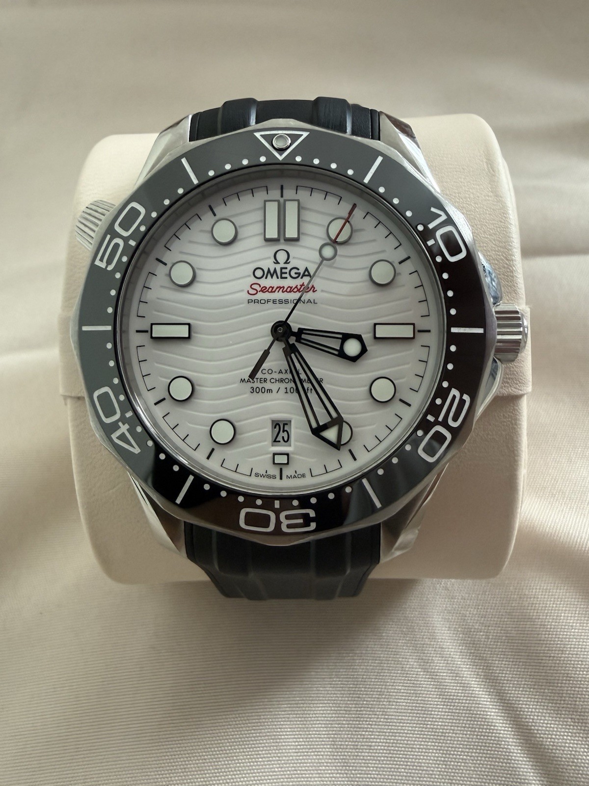Omega Seamaster Diver 300M White Dial Men’s Watch 210.30.42.20.04.001 42MM
