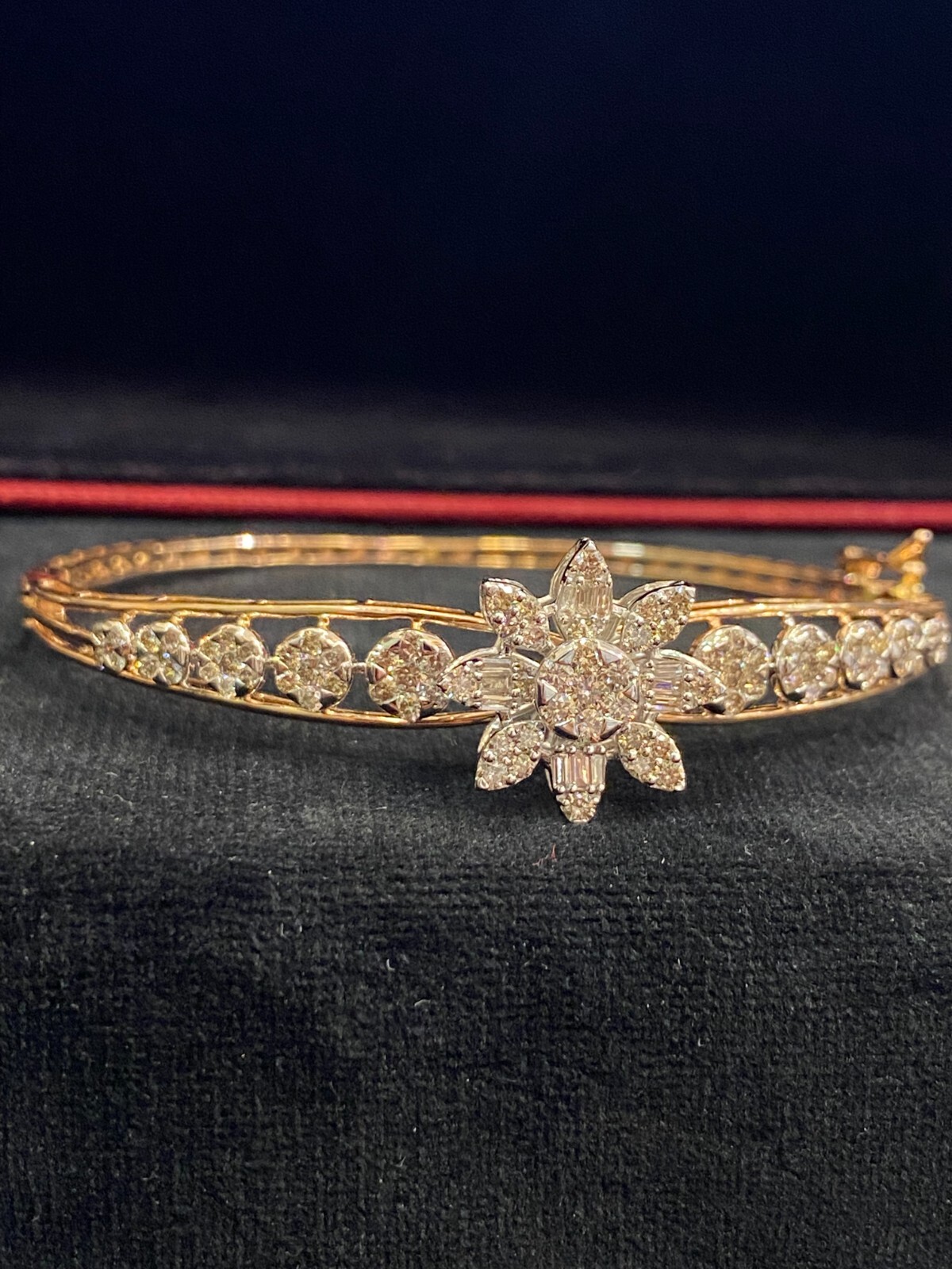 Stunning 1.90 Cts Round Baguette Cut Diamonds Hinged Bangle Bracelet In 14K Gold