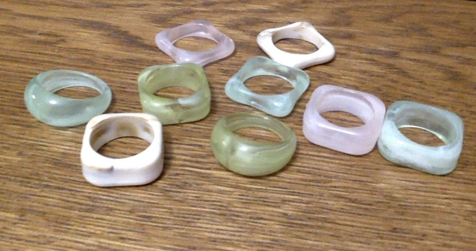 Lot Of Plastic Resin Costume Jewelry Rings Pretty Pastel Colors / Mixed Sizes