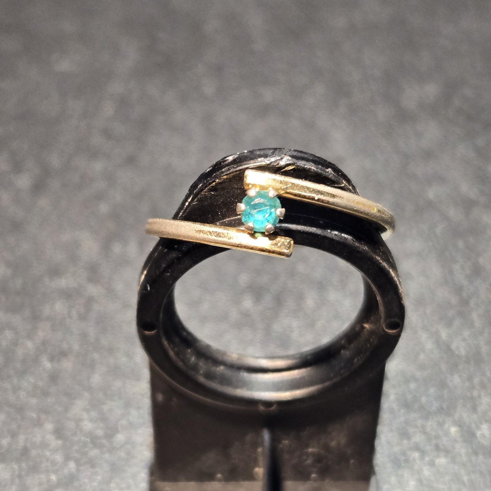 Vintage Avon Birthstone Accent August Green Rhinestone Stackable Ring