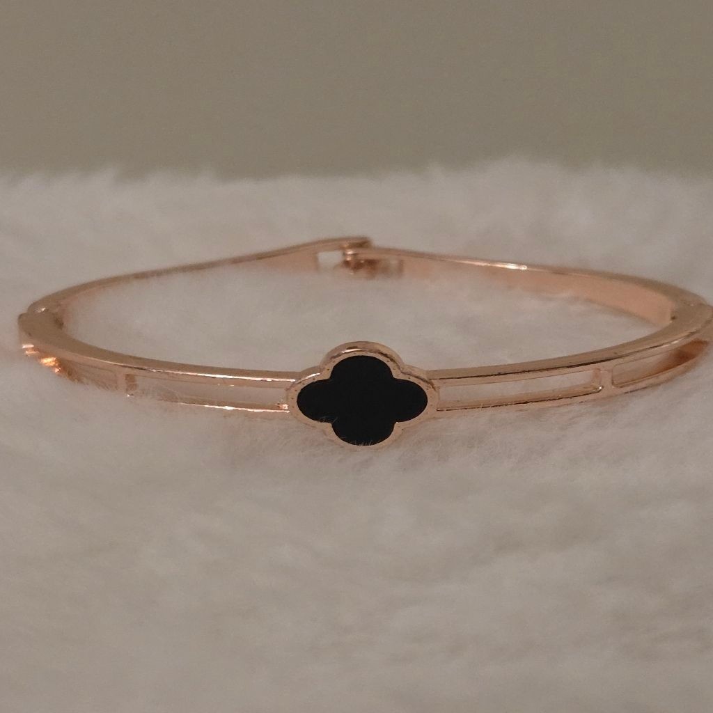Women’s Unbranded Rose Gold and Black Clover Bangle Bracelet, One Size